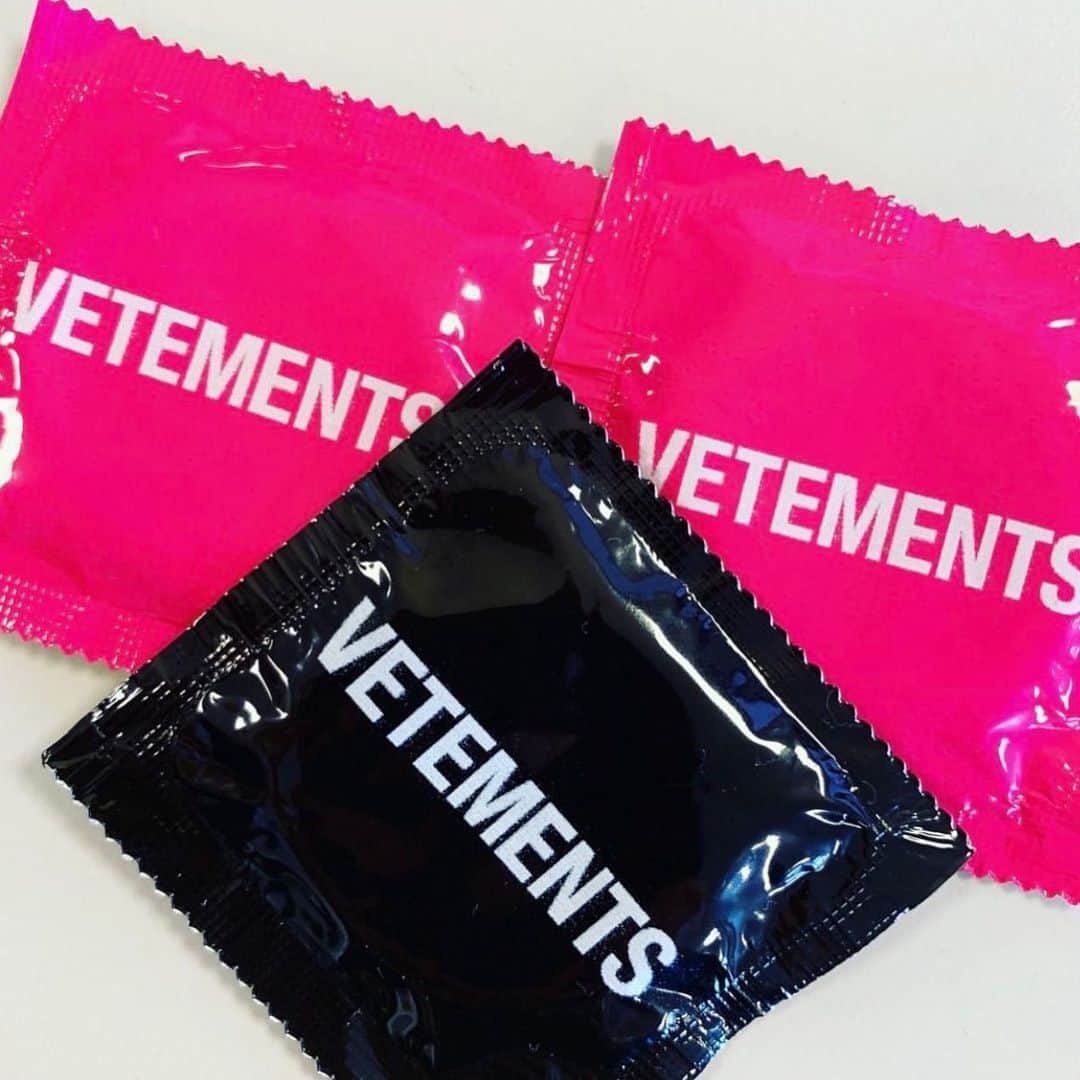 ヴェトモンさんのインスタグラム写真 - (ヴェトモンInstagram)「COMMENT +1 IF YOU WANT TO GET IT! JОIN @vetements_uncensored FOR MORE」9月7日 3時34分 - vetements_official