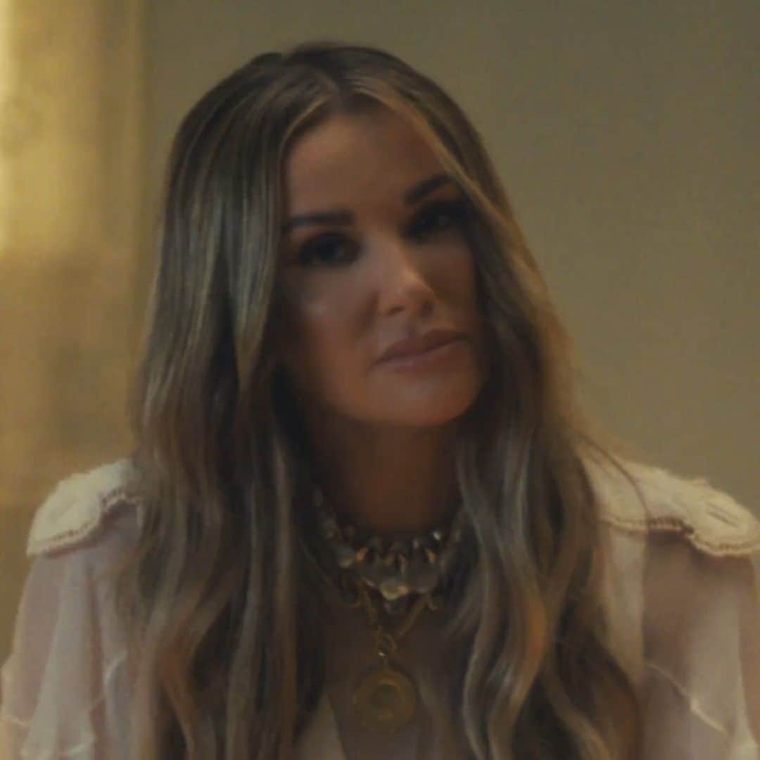 Vevoのインスタグラム：「“This song embodies a place that I think, if we are honest with ourselves, we’ve all felt at some point in a relationship," says country star @CarlyPearce about her new track with @ChrisStapleton. Watch "We Don't Fight Anymore" starring Lucy Hale and Shiloh Fernandez.  ⠀⠀⠀⠀⠀⠀⠀⠀⠀ ▶️ [Link in bio]」