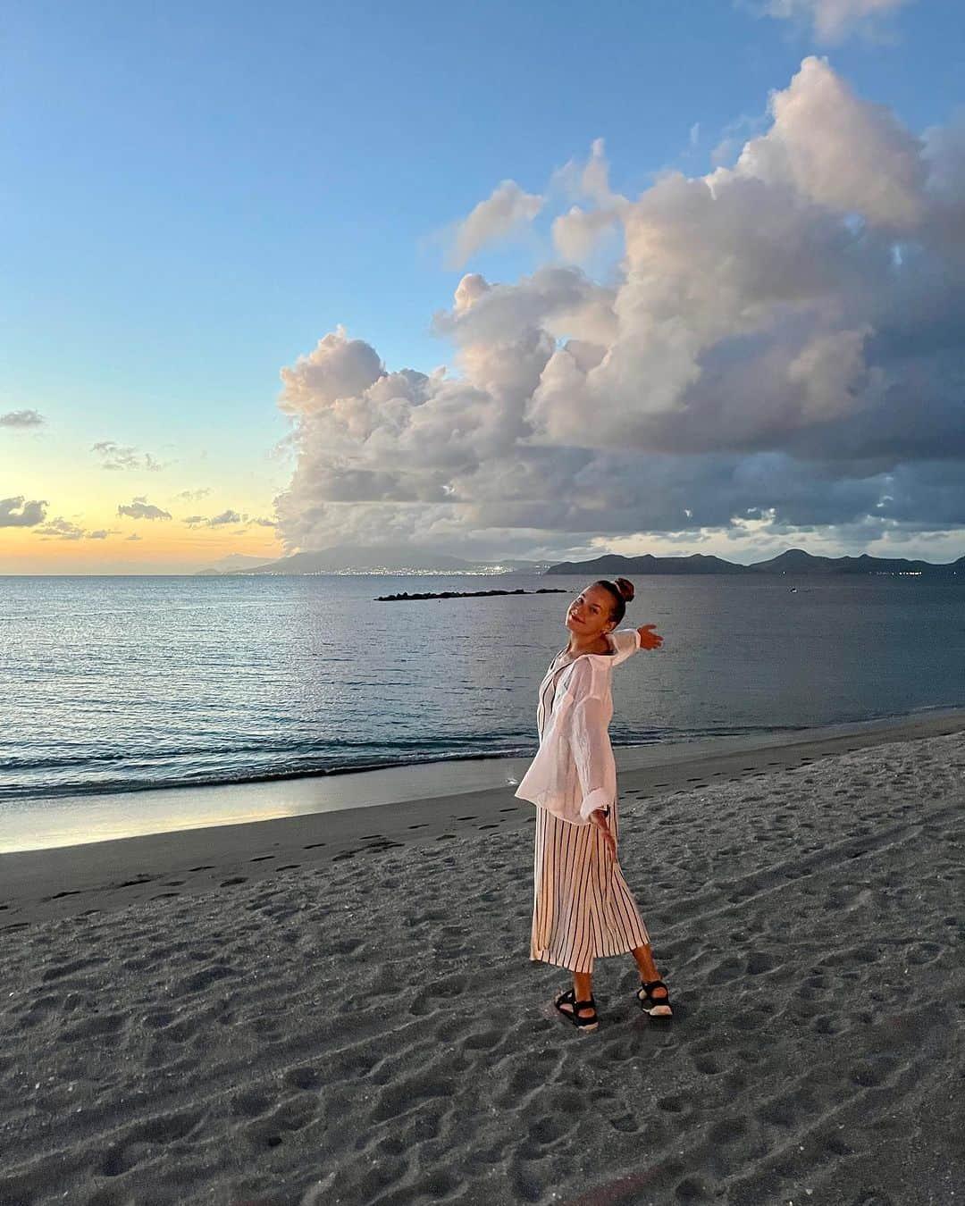 サッシャ・ディギーリアンのインスタグラム：「Came down from the mountains but still riding that high 🏝️ @fsnevis  🍯 🌙 #fsnevis  PS my gem on my necklace in pic 2 is made with my dad’s ashes by  @gemsandjuniper 🤍 - I wore him down the aisle」