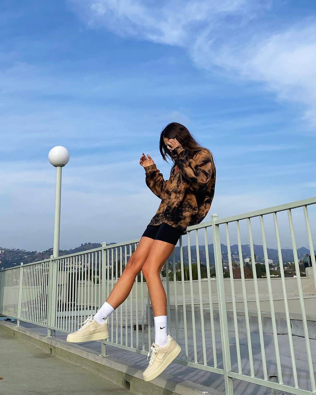 Kirsty Godsoのインスタグラム：「Head in the sky coz I’m always dreaming (and highly caffeinated 😂⚡️)  Things that changed my life the last year: - Learning to slow down and breathe into what is rather than trying to control the outcome.  - Working on upholding my own boundaries. Boundaries aren’t an electric fence - you have to set them and then uphold them, others won’t just read them like a danger beware sign. - Honouring my dreams and taking the steps to make them a reality even if it feels daunting ✨  - Being kind to my body. Through thoughts, movement and food. - Finding balance between my job and joy. Sometimes and often they cross over which is awesome but keeping time to just live and be outside of your work is so important for your emotional and energetic freedom ⚡️✨   Also rest now coz there’s a pyro storm coming and you know I’m gonna be working you 🔥🔥🔥 you ready?!」
