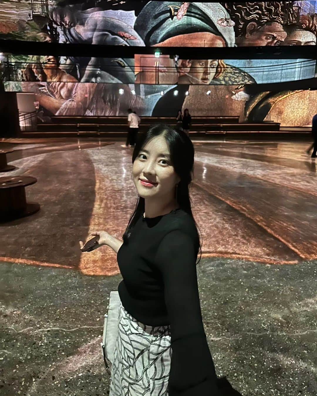 ノ・ウルのインスタグラム：「머리 자른김에 사진은 찍었는데 썩 맘에 들진 않지만 사진은 올리고 싶고, 이제 나이 먹어서 그런가 어플 카메라 보다 기본 카메라가 더 좋은 거 같고...😂ㅋㅋㅋ 아 첫번째 사진 여친짤 같아서 혼자 만족☺️ . #단발레이어드컷 #전설의고향귀신탈출 #여친짤 #자기만족중😏 #그만자라 #뿅」