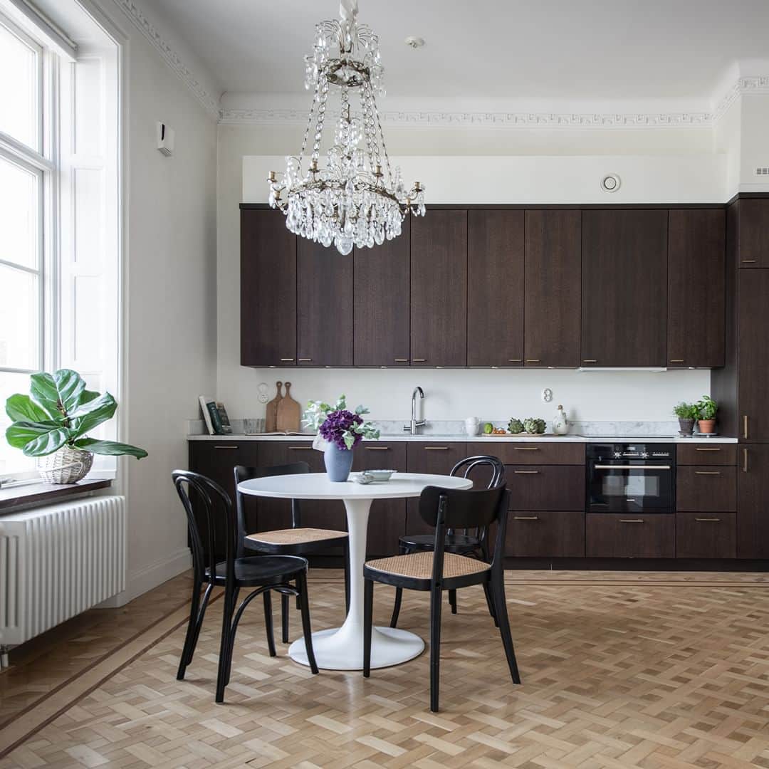 Bjurforsのインスタグラム：「Bjurfors Century presenterar stolt denna sällsynt vackra bostad i det anrika Wijkska huset 🤍 Här omfamnas du av en vykortslik utsikt över kanalen och några av stadens mest historiska byggnader.  Lilla Torget 1 | 2 ROK. Foto: @mariasahlander   #bjurforscentury #mäklareemeliekronberg #inomvallgraven #1800tal #sekelskifte #kvänum #kvänumkök #mörkbetsadek #brunnsparken #utsiktgöteborg」
