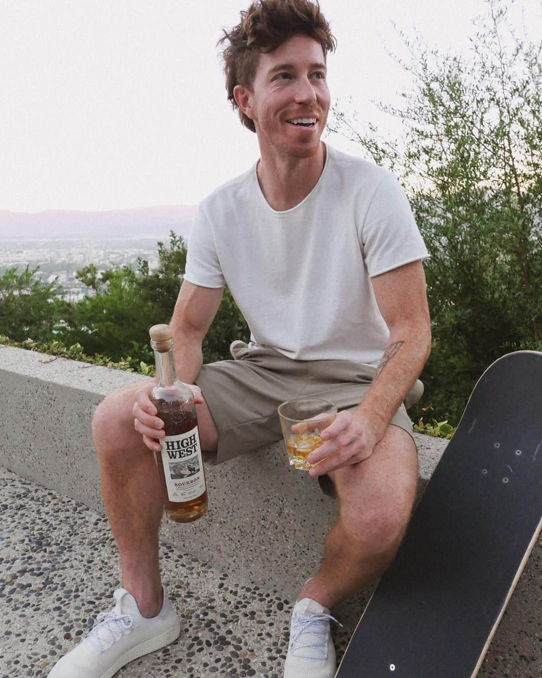 ショーン・ホワイトのインスタグラム：「Excited to be the official brand ambassador for my favorite whiskey! #highwestpartner  Celebrating an epic summer day with a little pour of the @drinkhighwest Bourbon. Can't wait to show you guys what we have in store this year! #drinkhighwest #For21+」