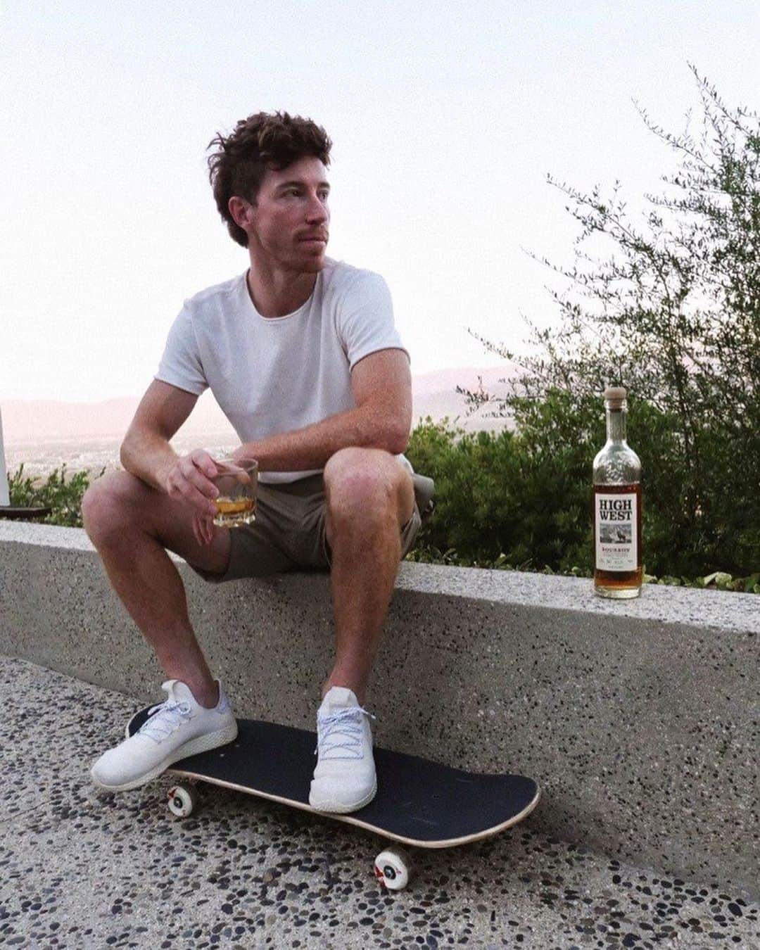 ショーン・ホワイトさんのインスタグラム写真 - (ショーン・ホワイトInstagram)「Excited to be the official brand ambassador for my favorite whiskey! #highwestpartner  Celebrating an epic summer day with a little pour of the @drinkhighwest Bourbon. Can't wait to show you guys what we have in store this year! #drinkhighwest #For21+」9月7日 4時00分 - shaunwhite