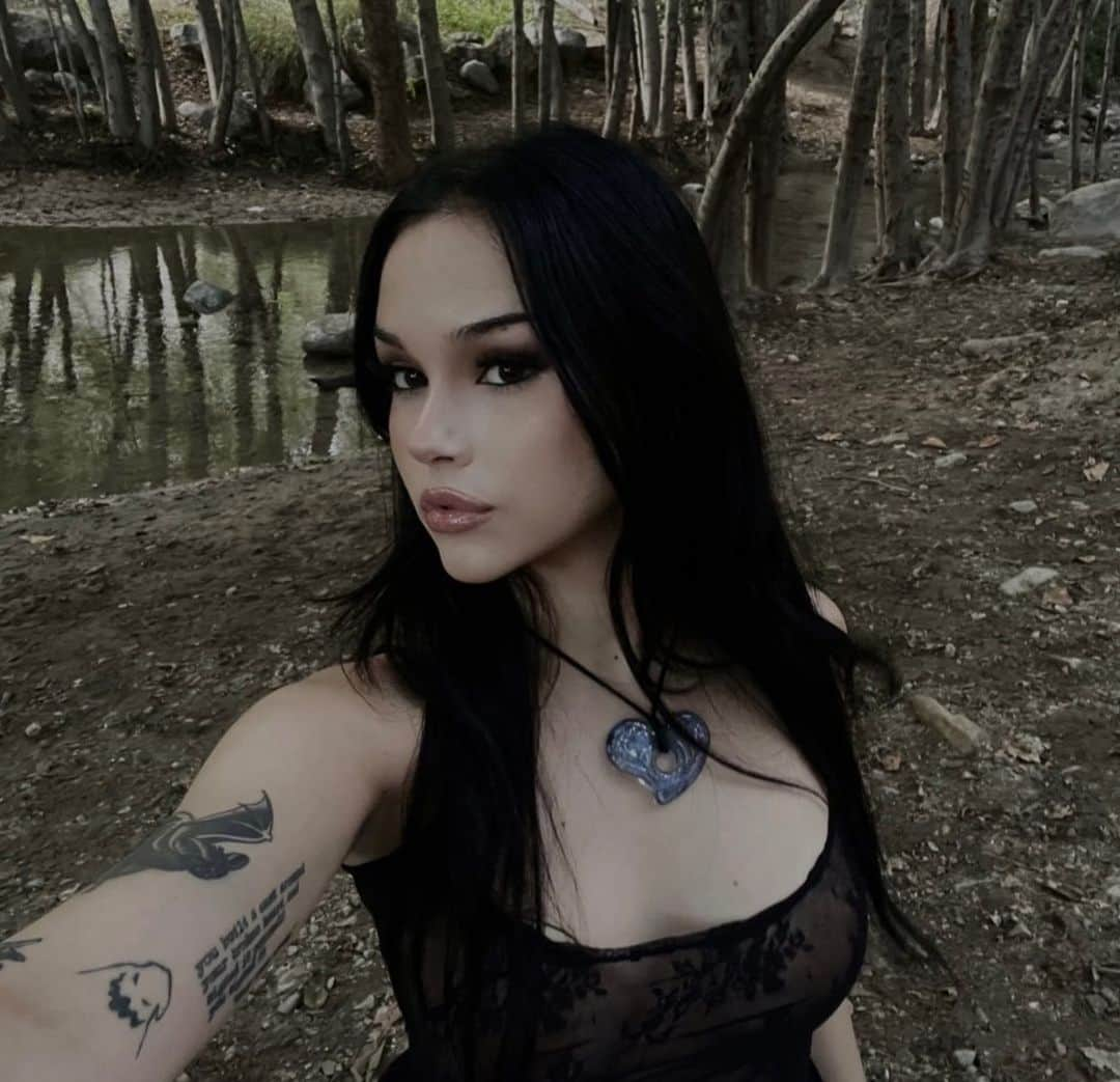 マギー・リンデマンさんのインスタグラム写真 - (マギー・リンデマンInstagram)「rip out my heart」9月7日 3時56分 - maggielindemann