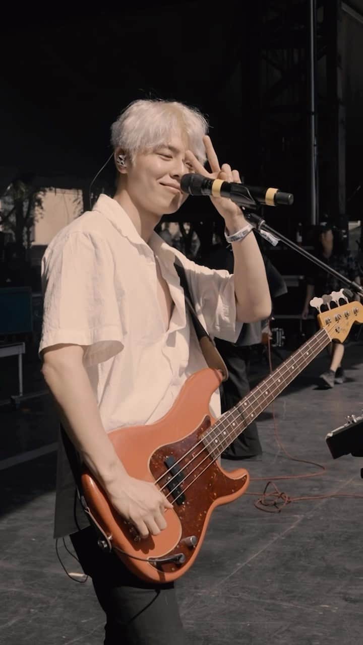 Fender Guitarのインスタグラム：「Stop scrolling! We’re taking you backstage with @official_therose 🌹 Where would you like to see them play live?」