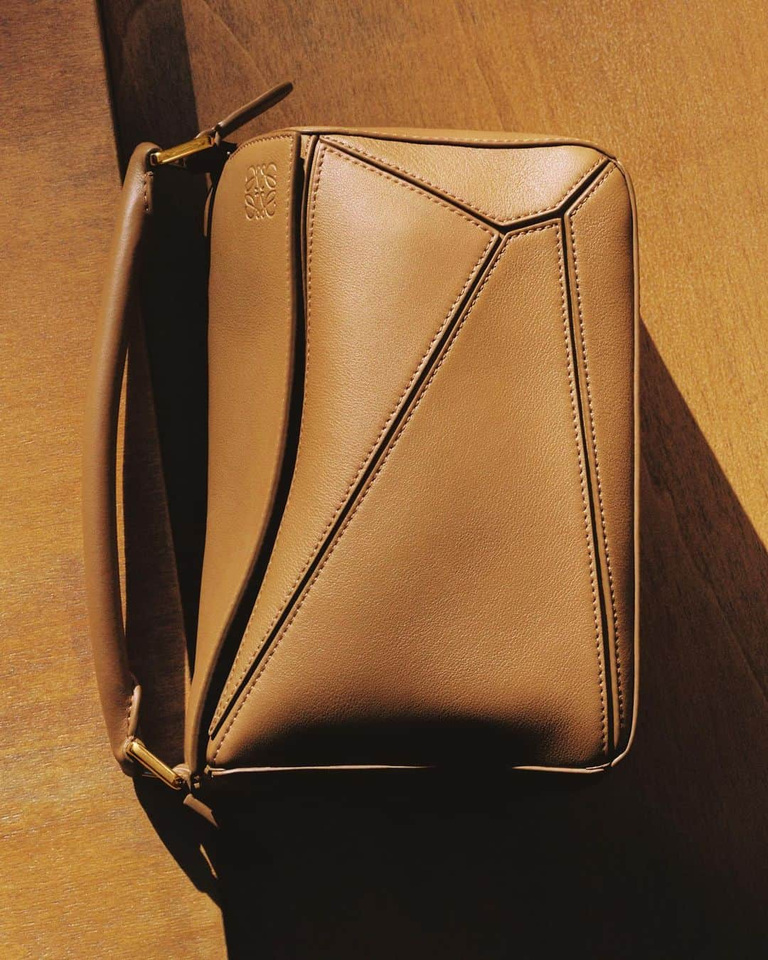 Loeweさんのインスタグラム写真 - (LoeweInstagram)「The classic Puzzle bag, a house staple, crafted in leather.  Available in store and on loewe.com  #LOEWE #LOEWEpuzzle」9月7日 4時00分 - loewe