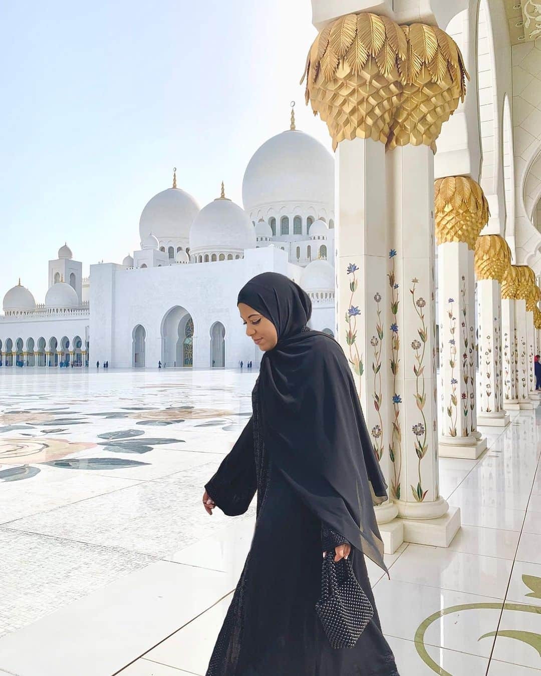 イブテハージ・ムハンマドのインスタグラム：「France has banned children in public schools from wearing the abaya, a loosefitting, full-length garment worn by some Muslim women. This is how I and a lot of women I know dress— some for religious reasons and others cultural. This is exactly what happens when we normalize anti-Muslim and anti-Islamic speech and discrimination— a ban that violates the human rights of women. We all deserve the freedom to wear what we want and our clothing choices should never be a decision made for us by any man or government. The French are using oppressive tactics in the name of secularism. Is this the behavior of an Olympic host?」