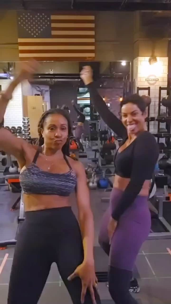 ニコール・ミッチェル・マーフィーのインスタグラム：「It wasn’t pretty, but we did it.  30s vs. 50s battle continues.   Remember I’m a client you guys are trainers 😜  #fitnessmotivation #fitness #body #shape #challenge #healthy #healthylifestyle  #motivation #womenpower」