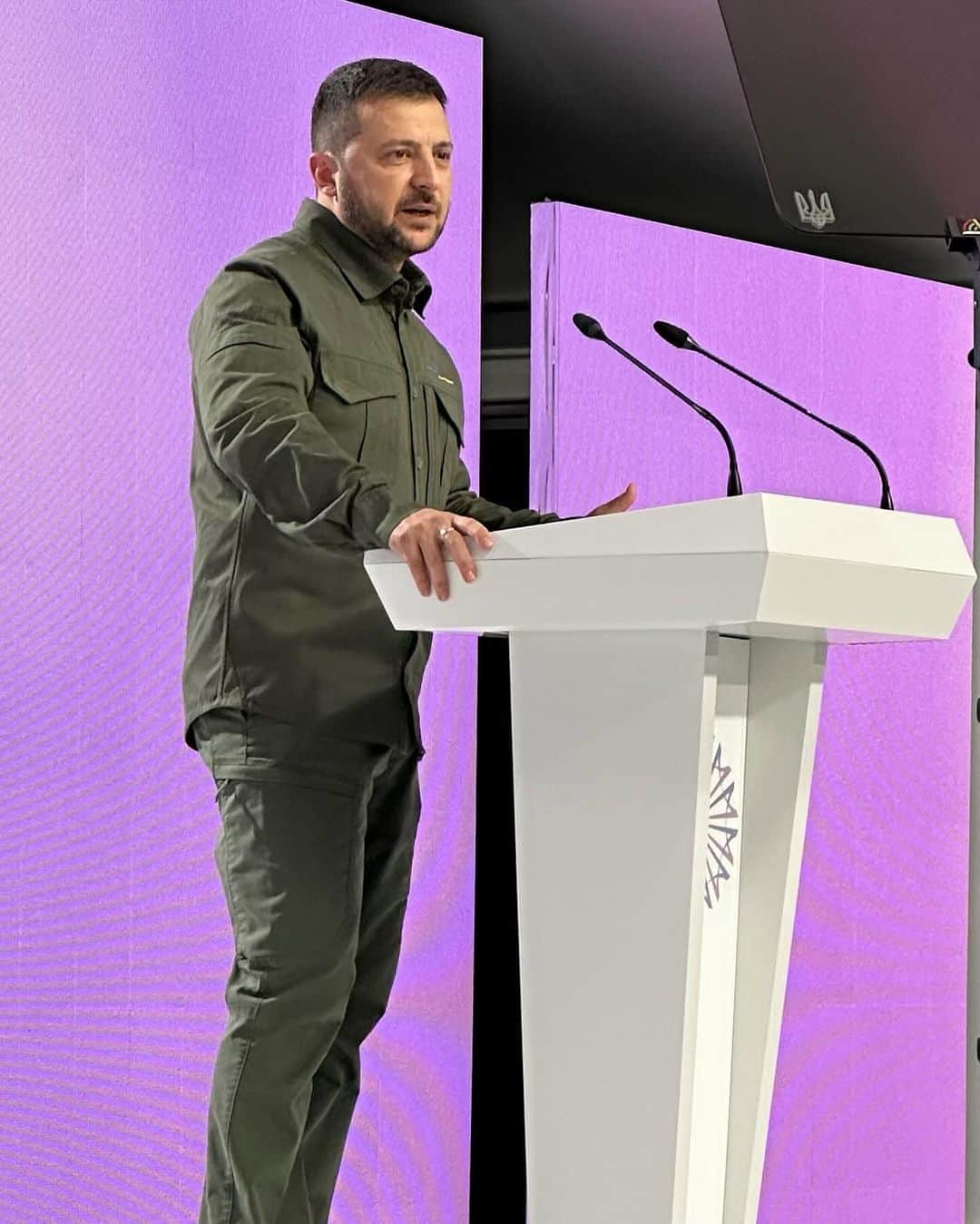 スティーヴン・フライさんのインスタグラム写真 - (スティーヴン・フライInstagram)「The man himself speaking at the mental health summit in Kyiv today. An incredibly fruitful and inspiring event. Great credit to Olena Zelenska, the First Lady of Ukraine, for devising and creating this. Huge credit to Ukraine itself for understanding that there is strength, not weakness, in acknowledging and addressing the mental health challenges that war brings. Imagine their enemy having such openness and care for their people.」9月7日 4時16分 - stephenfryactually