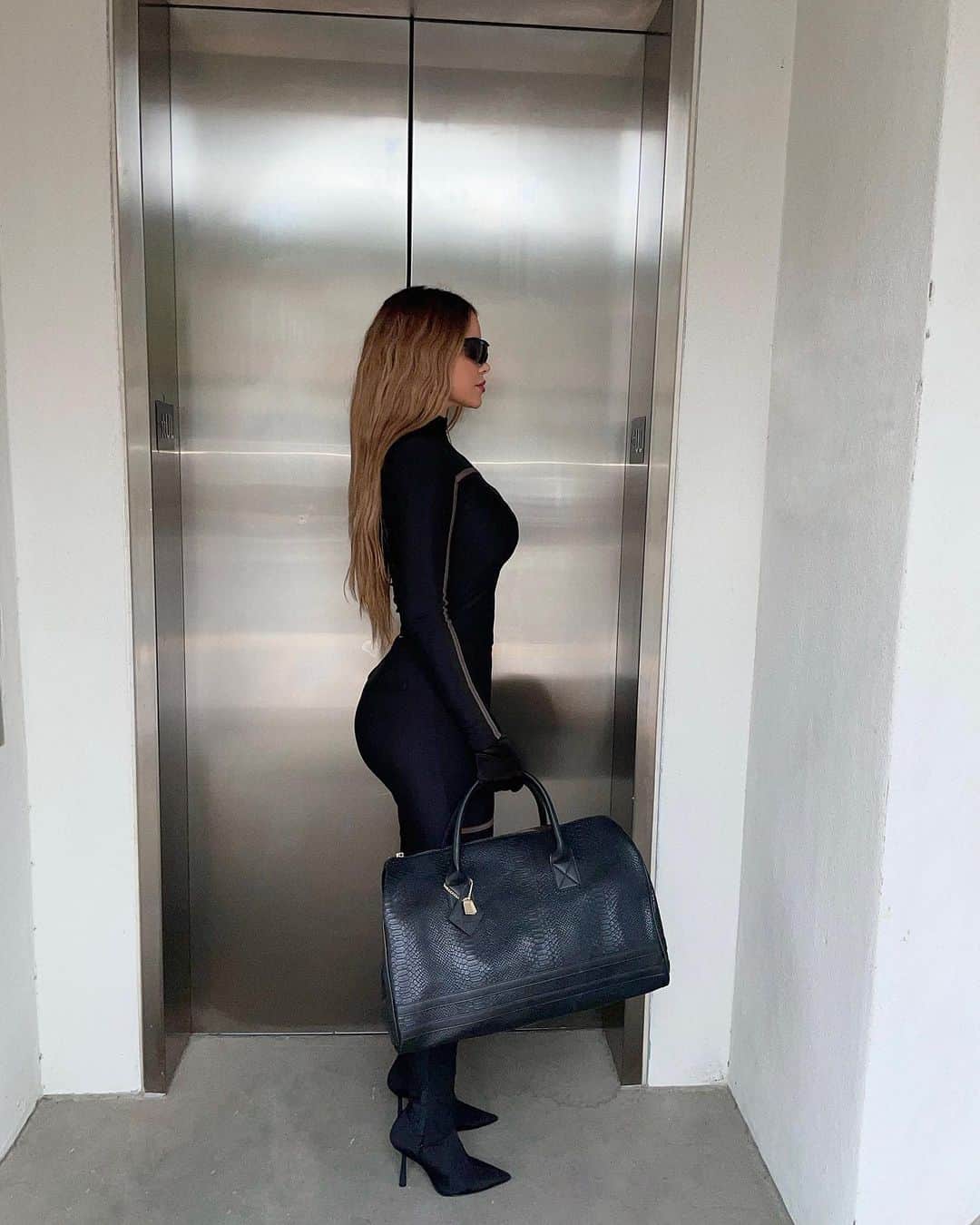 Olivia Piersonさんのインスタグラム写真 - (Olivia PiersonInstagram)「All black @totencarry vibes! 🖤🕶️ Use my code: OLIVIA for buy one & get one free ⚫️」9月7日 4時26分 - oliviapierson