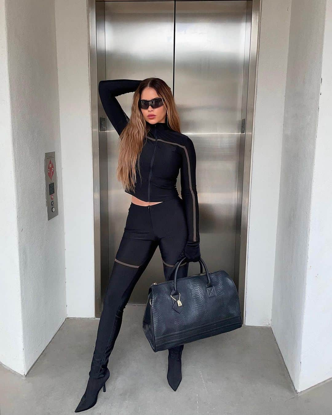 Olivia Piersonのインスタグラム：「All black @totencarry vibes! 🖤🕶️ Use my code: OLIVIA for buy one & get one free ⚫️」