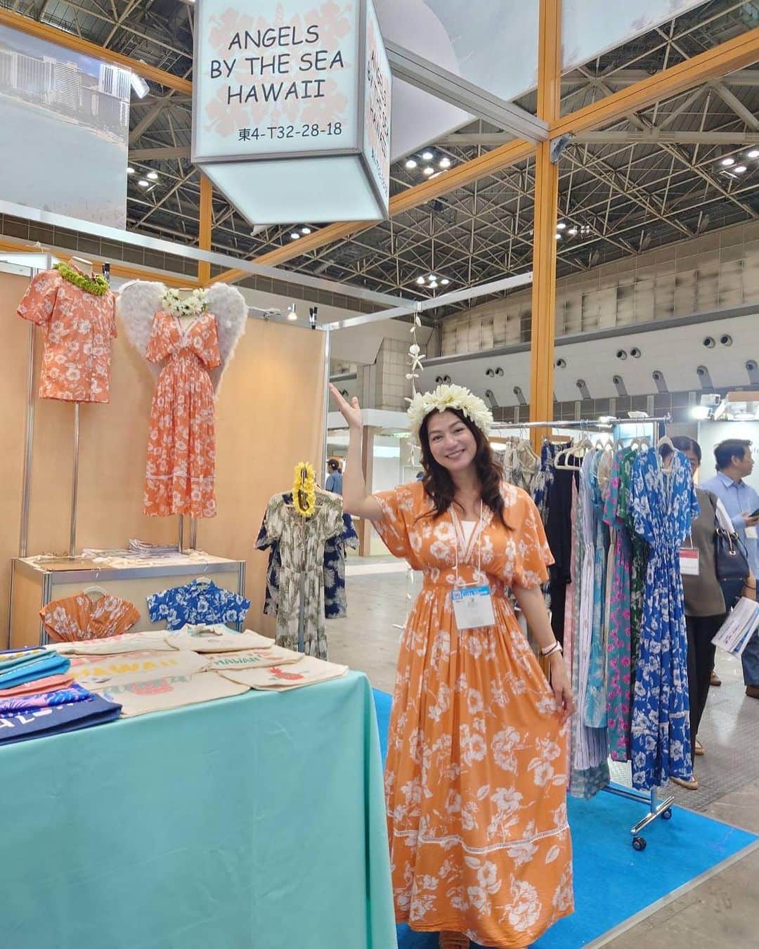 Angels By The Sea Hawaii Waikiki Based Boutiques ?Original clothing designed のインスタグラム：「Mahalo🌈東京ギフトショー、お越しいただきありがとうございます🌺  Thank for coming Tokyo International Gift Show 2023.  📸 @angelsbythesea 👼🩷 📍東京インターナショナル ギフトショー2023秋 2023/9/6-8 東京ビックサイト 👗 @angelsbythesea   @angelsbythesea has been Hawaii’s resort fashion brand based in Honolulu, Hawaii, since 2010. Please visit our online store 🌺www.angelsbytheseahawaii.com Owner Designer Nina Thai (Miss Waikiki) @nina_bythesea (日本語勉強中📚🙇🏻‍♀️) Please feel free to tag your pic for a chance to be featured!  ハワイのリゾートファッション、 エンジェルズバイザシー はミスワイキキである Nina Thai によって作られたハワイオリジナルファッションブランドです🌴日本語ウェブサイトはこちら www.angelsbytheseahawaii.jp  ハワイやリゾートファッションが好きな人は是非私達のアカウントをフォローして下さい🙌また私達の商品をポストする際にタグ付けしていただいたら私達からリポストされるチャンスがあります  #angelsbytheseahawaii #angelsbythesea #hawaii #waikiki #supporthawaii #ハワイ #ワイキキ #カイルア #ラニカイビーチ #ハワイ好きな人と繋がりたい #エンジェルズバイザシーハワイ #エンジェルズバイザシー #ハワイに恋して #ハワイ限定」