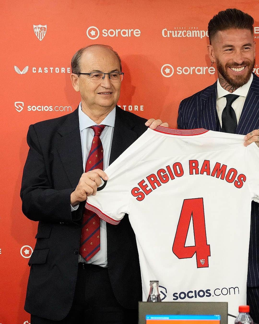 セビージャFCのインスタグラム：「❤️ Nuestro nuevo 4️⃣ ✨  #WeareSevilla #NuncaTeRindas #sergioramos #sevillafc #sevilla」