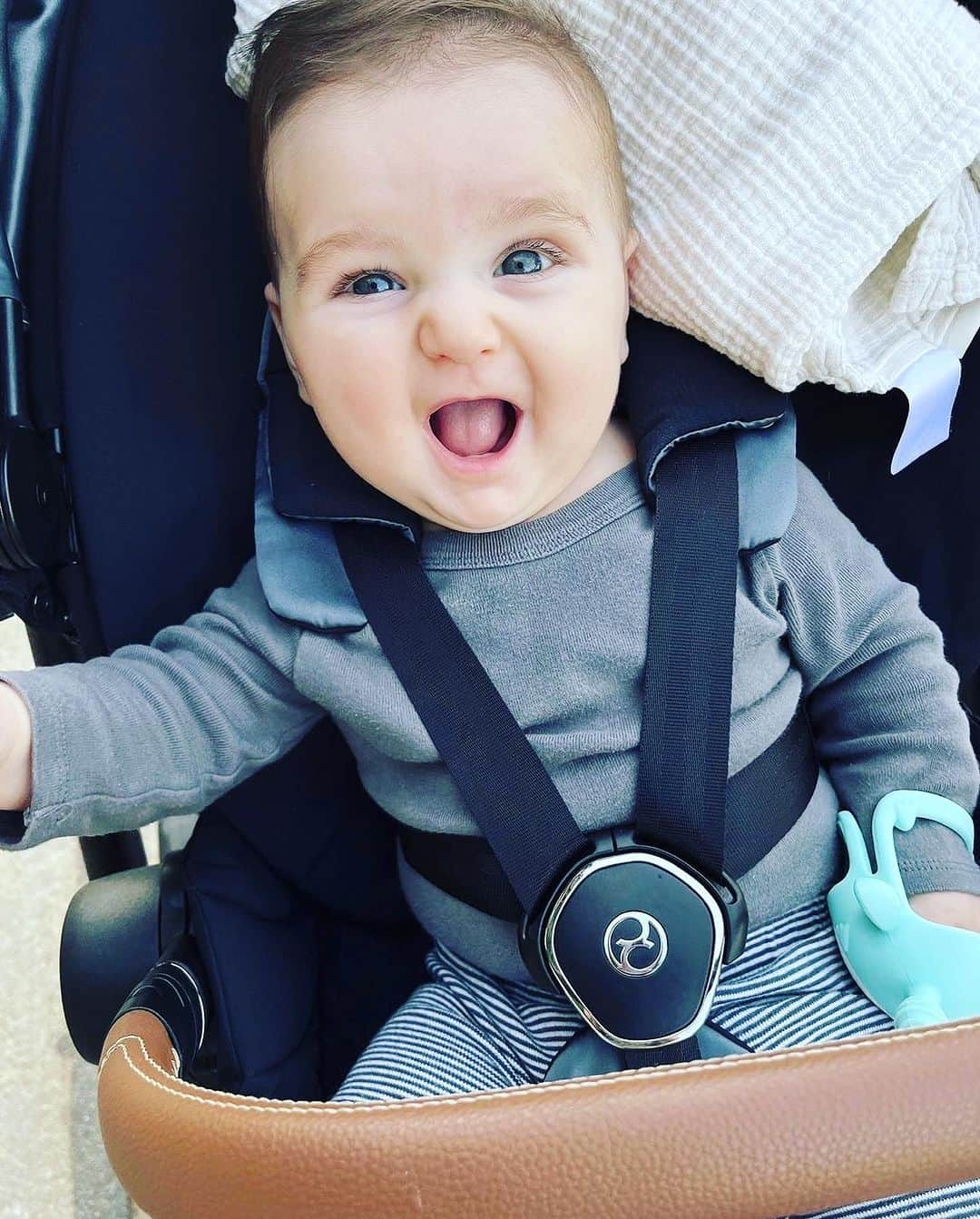 ピーター・ファシネリさんのインスタグラム写真 - (ピーター・ファシネリInstagram)「One of the most exciting things about being a Dad again are the latest devices that help parents. This stroller is a game changer. Can’t imagine life without it.   Thanks @cybex_usa @cybex_global for putting the stroll in stroller and “reinventing the wheel”. Life is full of uphills and the Cybex ePriam and cloudQ system makes the journey easier while also giving us comfort knowing our little guy is safe. I think you can tell by the pics how much he loves it too.  🙏🙏🙏  #Repost @lilyanneharrison with @use.repost ・・・ What a year. 🤍 When I became a mom, as they often do, my priorities shifted in a major way and my baby’s safety became priority number 1. I can’t tell you what a gift it’s been to know from the first day we brought Jack home in his car seat that he was as safe as he could possibly be in the Cybex ePriam and cloudQ system. Our stroller and car seat may now be covered in sunscreen, spit up, food (and some other things 😂), but that’s because we have loved them well, at every stage, and continue to use them daily. Thanks @cybex_usa @cybex_global for giving us Jack’s favorite ride ✨it’s been a comfy year!  @cybex_global  @cybex_usa  @lindsayluv  #cybex #cybexepriam #cybexcloudq」9月7日 4時34分 - peterfacinelli