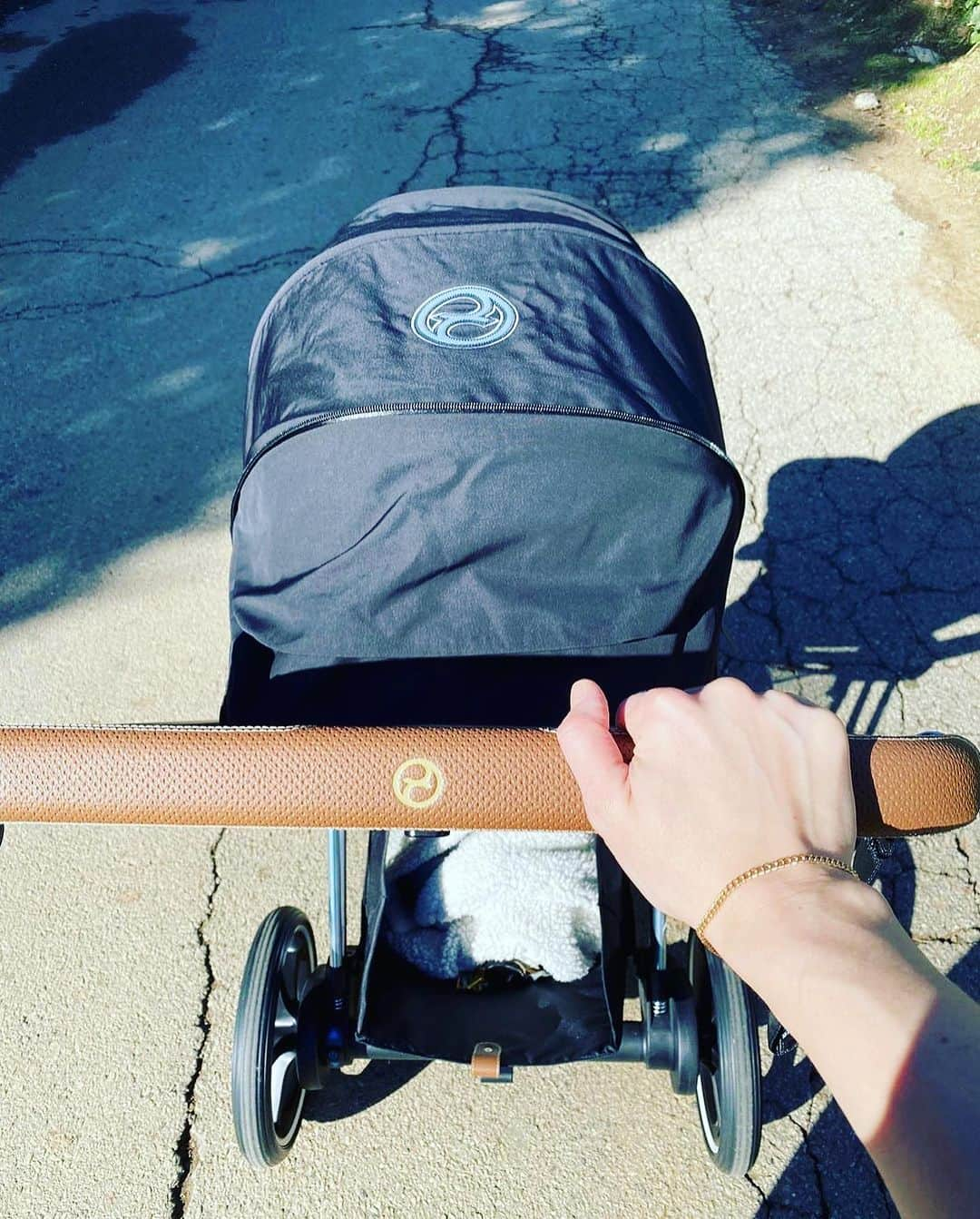 ピーター・ファシネリさんのインスタグラム写真 - (ピーター・ファシネリInstagram)「One of the most exciting things about being a Dad again are the latest devices that help parents. This stroller is a game changer. Can’t imagine life without it.   Thanks @cybex_usa @cybex_global for putting the stroll in stroller and “reinventing the wheel”. Life is full of uphills and the Cybex ePriam and cloudQ system makes the journey easier while also giving us comfort knowing our little guy is safe. I think you can tell by the pics how much he loves it too.  🙏🙏🙏  #Repost @lilyanneharrison with @use.repost ・・・ What a year. 🤍 When I became a mom, as they often do, my priorities shifted in a major way and my baby’s safety became priority number 1. I can’t tell you what a gift it’s been to know from the first day we brought Jack home in his car seat that he was as safe as he could possibly be in the Cybex ePriam and cloudQ system. Our stroller and car seat may now be covered in sunscreen, spit up, food (and some other things 😂), but that’s because we have loved them well, at every stage, and continue to use them daily. Thanks @cybex_usa @cybex_global for giving us Jack’s favorite ride ✨it’s been a comfy year!  @cybex_global  @cybex_usa  @lindsayluv  #cybex #cybexepriam #cybexcloudq」9月7日 4時34分 - peterfacinelli