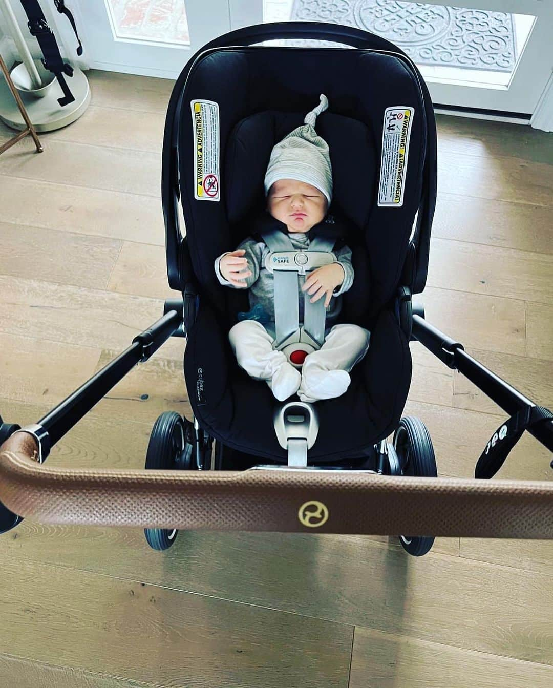 ピーター・ファシネリさんのインスタグラム写真 - (ピーター・ファシネリInstagram)「One of the most exciting things about being a Dad again are the latest devices that help parents. This stroller is a game changer. Can’t imagine life without it.   Thanks @cybex_usa @cybex_global for putting the stroll in stroller and “reinventing the wheel”. Life is full of uphills and the Cybex ePriam and cloudQ system makes the journey easier while also giving us comfort knowing our little guy is safe. I think you can tell by the pics how much he loves it too.  🙏🙏🙏  #Repost @lilyanneharrison with @use.repost ・・・ What a year. 🤍 When I became a mom, as they often do, my priorities shifted in a major way and my baby’s safety became priority number 1. I can’t tell you what a gift it’s been to know from the first day we brought Jack home in his car seat that he was as safe as he could possibly be in the Cybex ePriam and cloudQ system. Our stroller and car seat may now be covered in sunscreen, spit up, food (and some other things 😂), but that’s because we have loved them well, at every stage, and continue to use them daily. Thanks @cybex_usa @cybex_global for giving us Jack’s favorite ride ✨it’s been a comfy year!  @cybex_global  @cybex_usa  @lindsayluv  #cybex #cybexepriam #cybexcloudq」9月7日 4時34分 - peterfacinelli