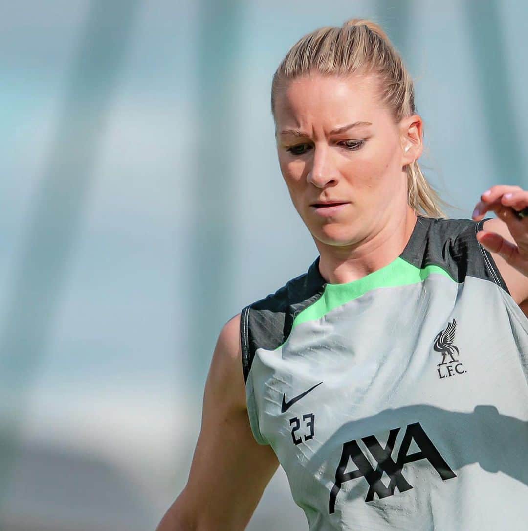ジェンマ・ボナーのインスタグラム：「Pre season life @liverpoolfcw 💃🏼」