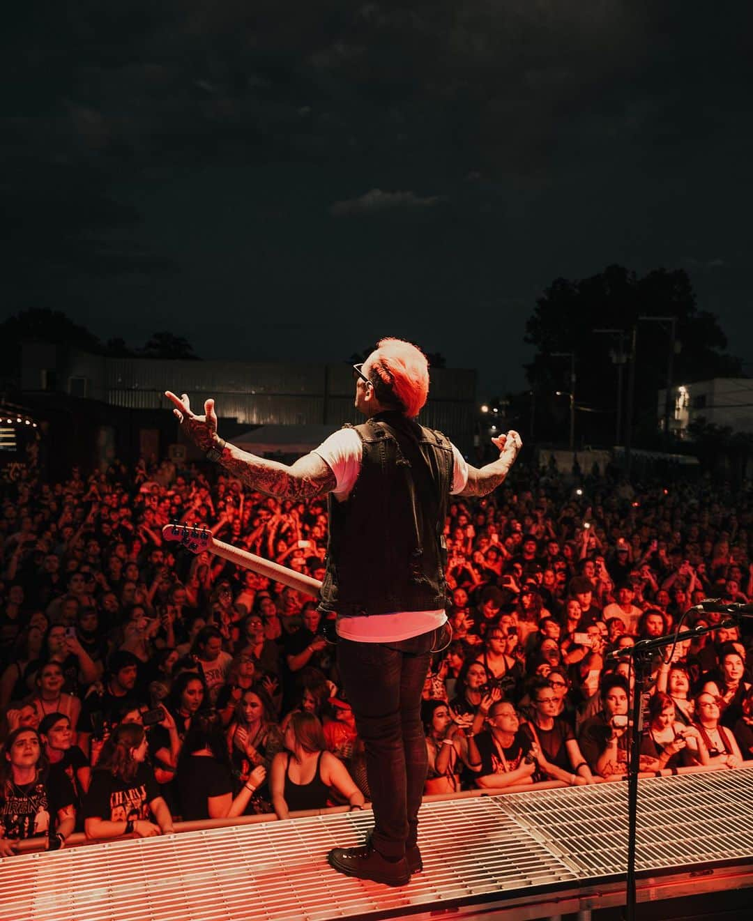 スリーピング・ウィズ・サイレンスのインスタグラム：「First show out with @theused was a ripper 👊🏼. Myrtle Beach tonight. Let’s get it! 📸: @nickalausstafford」