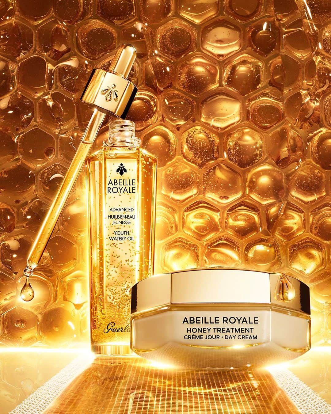 ゲランさんのインスタグラム写真 - (ゲランInstagram)「The youth repairing power of Black Bee Honey from Ouessant Island meets Guerlain Research's exclusive blend of repairing honeys and royal jelly in Guerlain's patented Dynamic BlackBee Repair Technology.  Discover the Abeille Royale Ritual, inspired by the repairing power of clinical honey bandages.​  #Guerlain #GuerlainSkincare #AbeilleRoyale」9月7日 4時45分 - guerlain