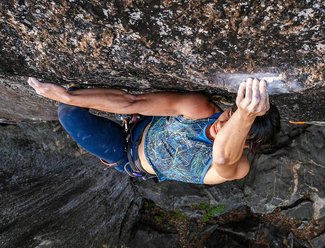 ニーナ・ウィリアムズさんのインスタグラム写真 - (ニーナ・ウィリアムズInstagram)「China Beach: Riding The Wave 🌊 is now live on @mellowclimbing 🥹  What a journey. Thankful for the many folks who contributed to this experience (full list in the credits!) but I’m especially grateful to @jordi.llauvi for taking on the project and telling the story of this dream line. China Beach stands as one of my most emotionally significant sends and trusting Jordi with the process was the exact right step. Muchas muchas gracias mi amigo ☺️🙏🏼  But don’t take my word for it; go see for yourself! Link in bio ⬆️ Big thanks as well to @thenorthface and @scarpana for making it all possible. I wouldn’t be able to chase these dreams without their support.   From bottom of my heart 💛  #climbing #rumney #sportclimbing #chinabeach」9月7日 5時01分 - sheneenagins