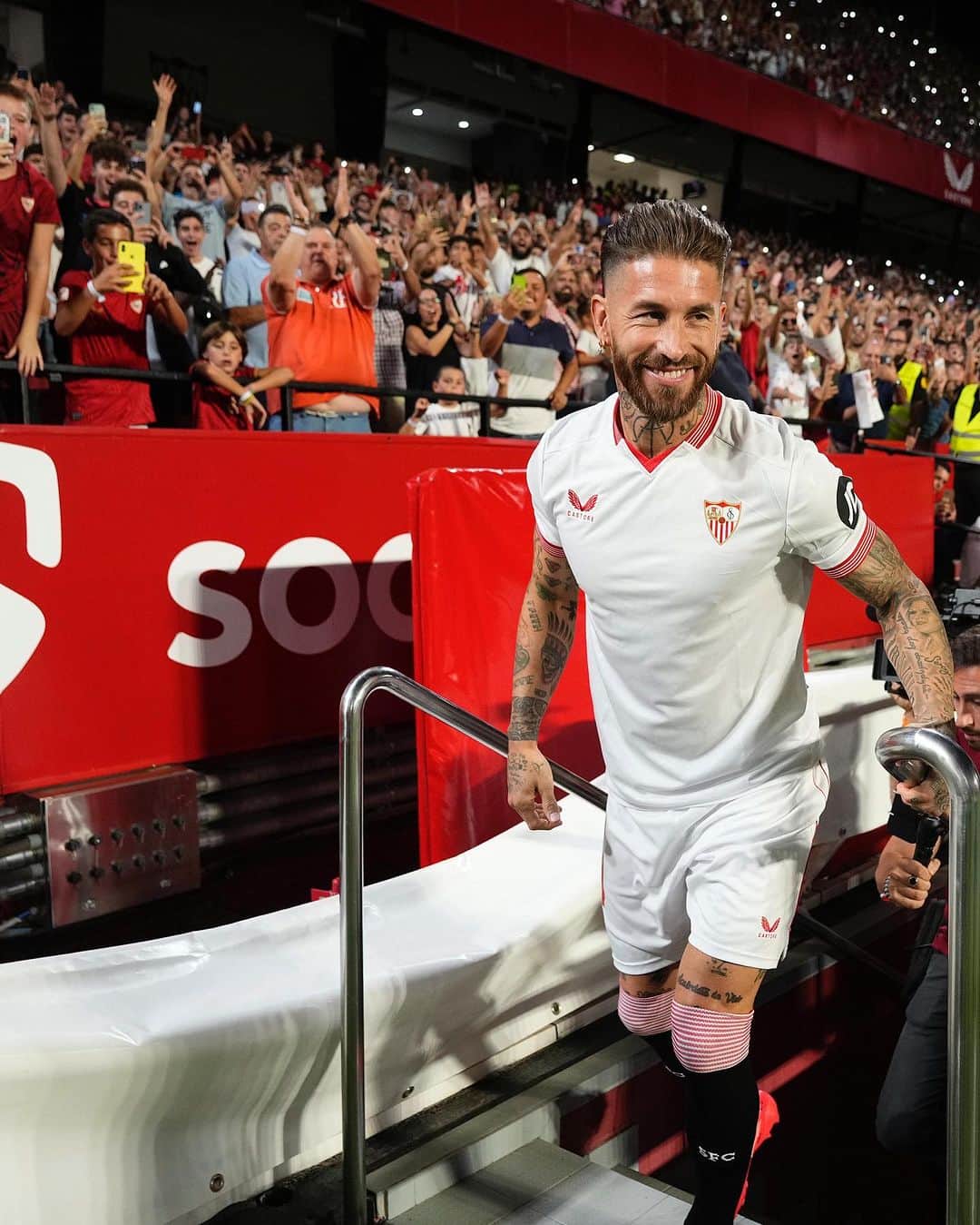 セビージャFCのインスタグラム：「🏠 🔙  #WeareSevilla #NuncaTeRindas #sergioramos #sevillafc #sevilla」