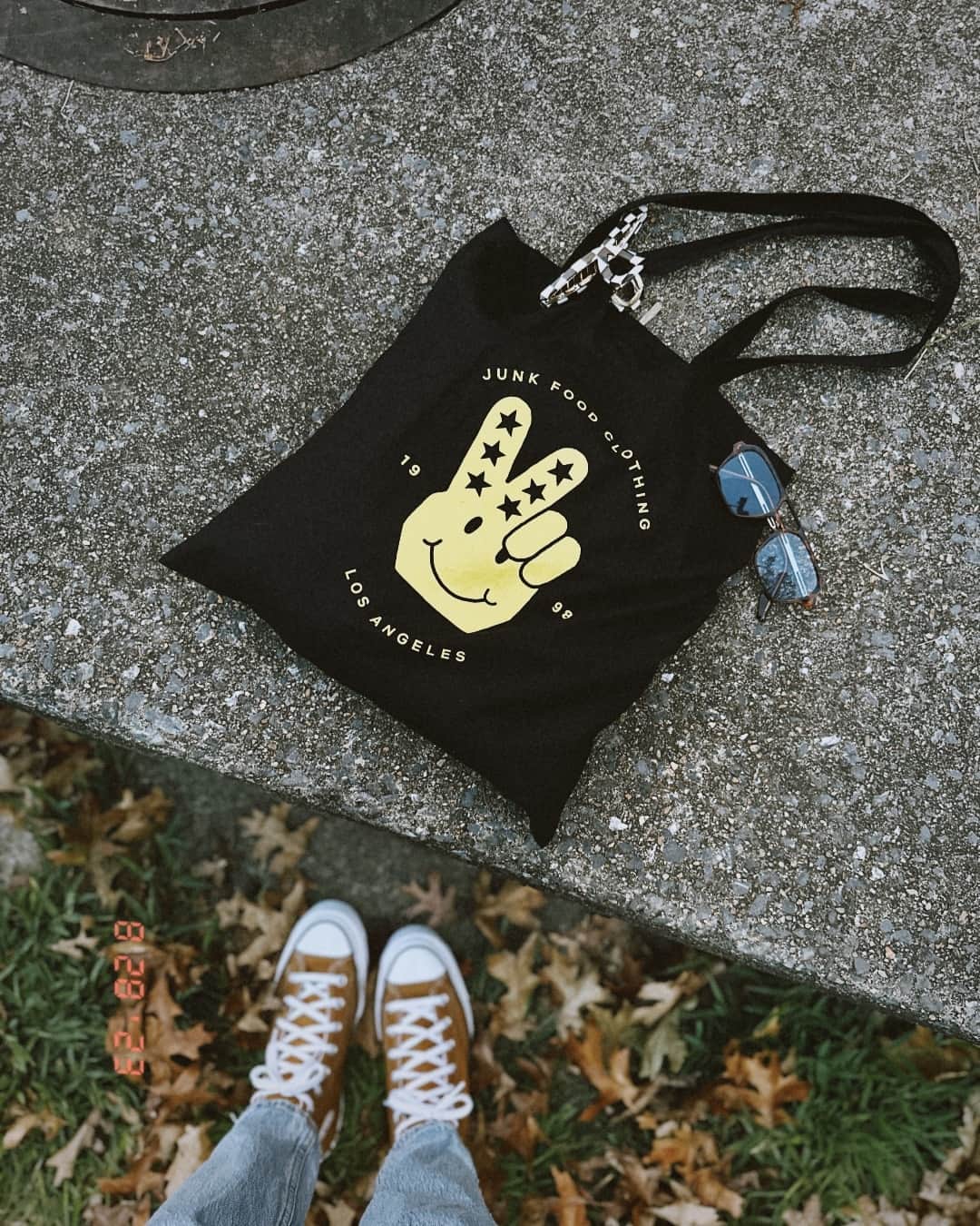 ジャンクフードのインスタグラム：「everybody loves a good tote — snag a FREE limited edition tote with every peace + smiles collection purchase while supplies last! ✌️」