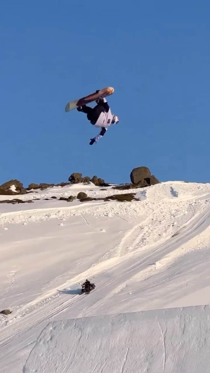 アナログクロージングのインスタグラム：「If you’re waking up at 4AM, might as well make the most of it. @annagassersnow warming up at @burtonaustralianz’s sunrise shoot 🌅  📱 @clemensmillauer  #Burton  #Snowboarding」