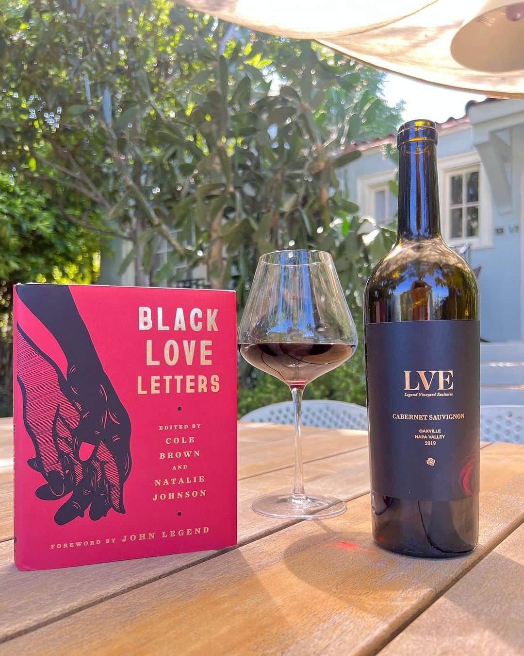 ジョン・レジェンドのインスタグラム：「Perfect pairings come in many forms. To celebrate National Read a Book Day, I'm sharing a couple of my favorites. Cheers! What are you reading and sipping tonight?」