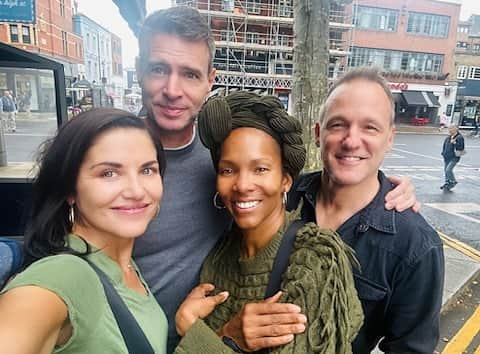 トム・ベリカのインスタグラム：「Look who came to Blighty! #FoleysInLondon. Great catch up with great friends.  @themeanchick @scottkfoley @kiraleansin #scandalfam」