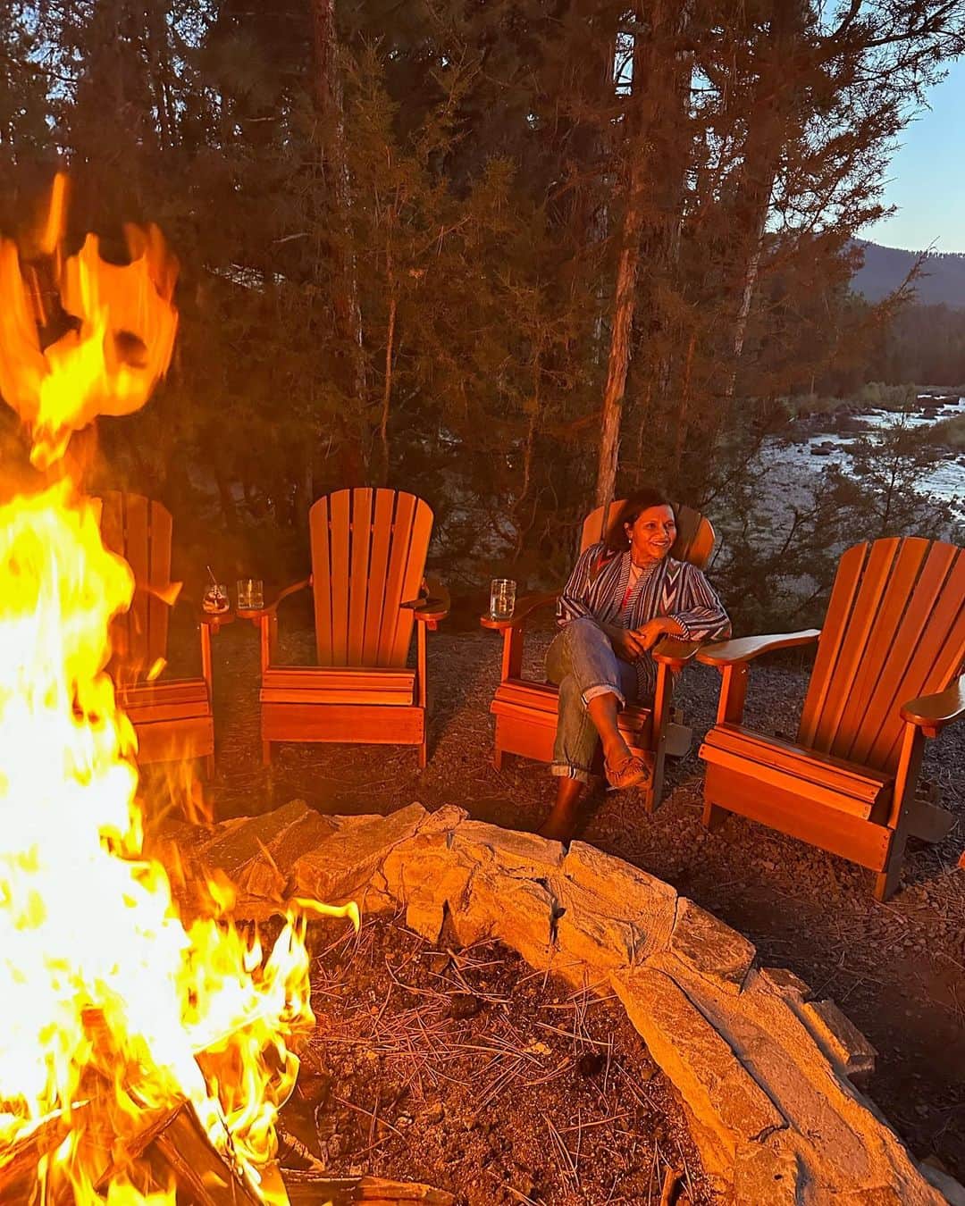 ミンディ・カリングさんのインスタグラム写真 - (ミンディ・カリングInstagram)「Montana has it all. River rafting, hiking, The Blackfoot River, campfires, s’mores and the full remains of a deer skeleton. You could not ask for more.」9月7日 5時25分 - mindykaling