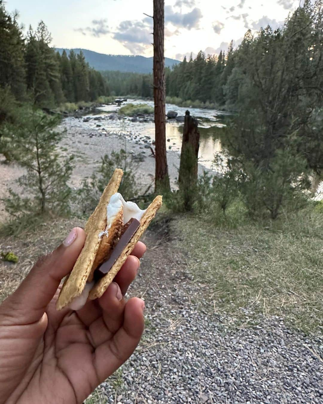 ミンディ・カリングさんのインスタグラム写真 - (ミンディ・カリングInstagram)「Montana has it all. River rafting, hiking, The Blackfoot River, campfires, s’mores and the full remains of a deer skeleton. You could not ask for more.」9月7日 5時25分 - mindykaling