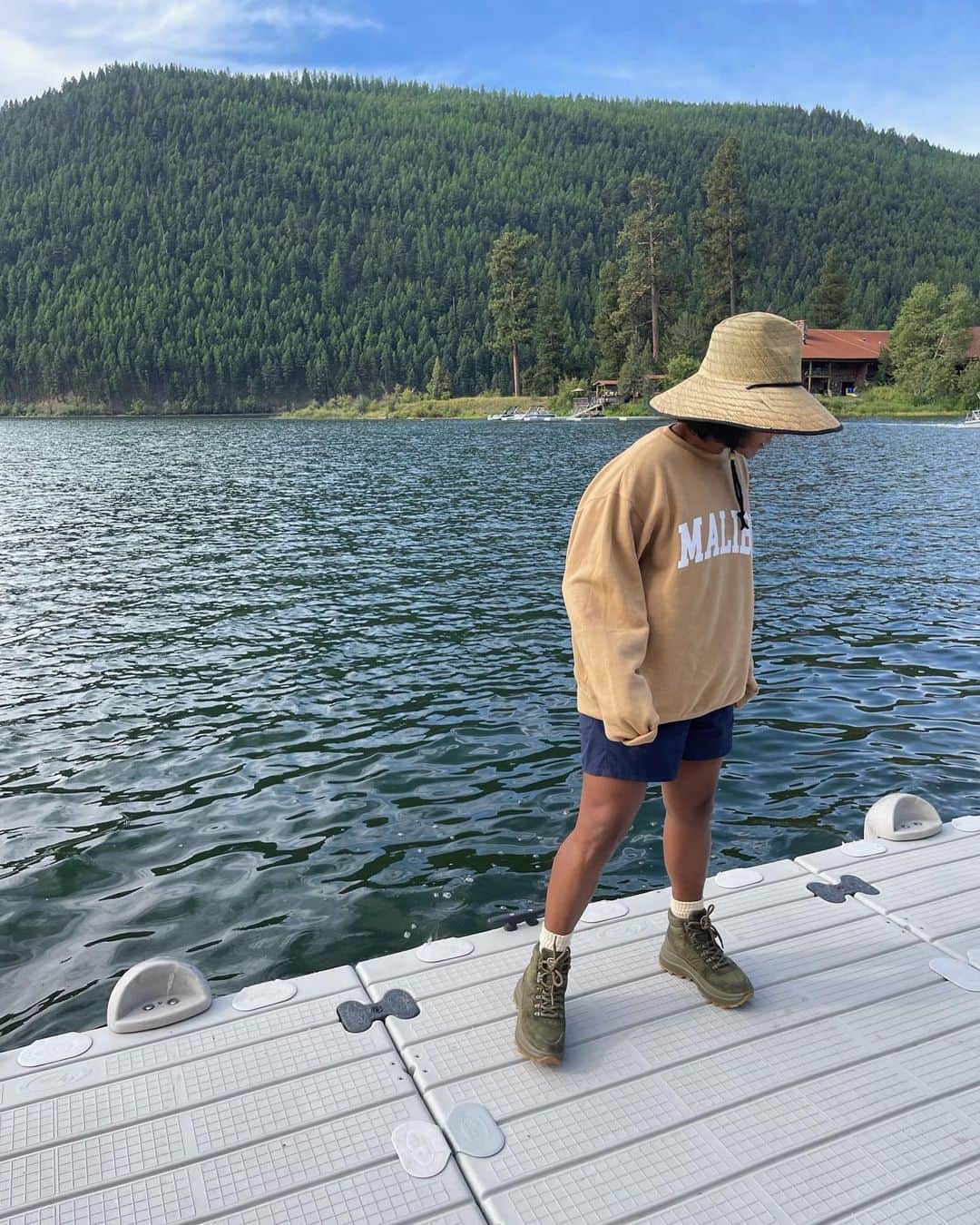 ミンディ・カリングのインスタグラム：「Montana has it all. River rafting, hiking, The Blackfoot River, campfires, s’mores and the full remains of a deer skeleton. You could not ask for more.」