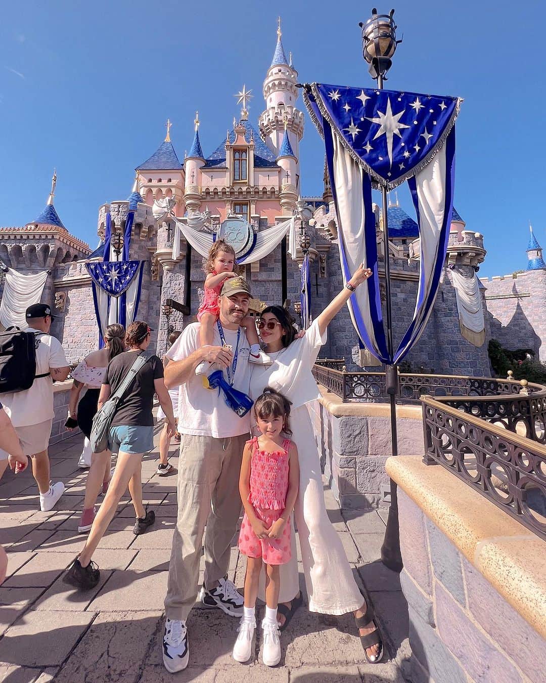 Sazan Hendrixさんのインスタグラム写真 - (Sazan HendrixInstagram)「Golden moments from the golden state 🌅 Riding the waves of a week filled with family, sunshine, and so many new memories! I thought taking the girls to Disney would be the highlight of the trip but from the look of that last slide.. Mermaid Mari just made me spit my water out 🤣🧜‍♀️ #LifeLately #CaliforniaLove #FamilyMagic」9月7日 5時27分 - sazan