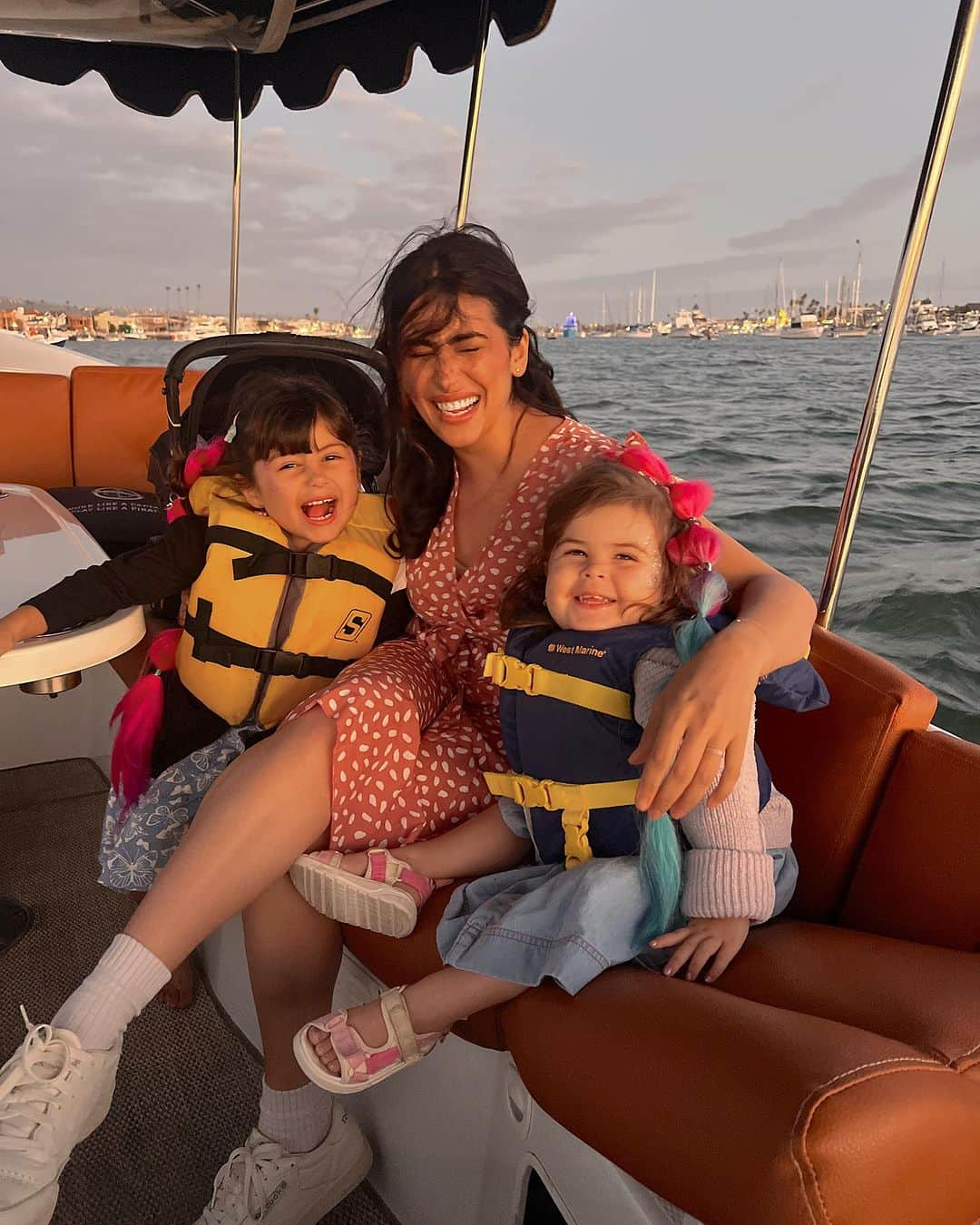 Sazan Hendrixのインスタグラム：「Golden moments from the golden state 🌅 Riding the waves of a week filled with family, sunshine, and so many new memories! I thought taking the girls to Disney would be the highlight of the trip but from the look of that last slide.. Mermaid Mari just made me spit my water out 🤣🧜‍♀️ #LifeLately #CaliforniaLove #FamilyMagic」