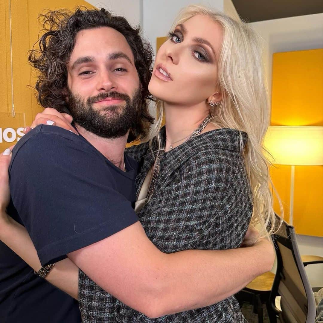 テイラー・モンセンのインスタグラム：「Getting to talk to @pennbadgley again after so many years was such a heart warming experience, though we’ve both lived a lifetime since we last saw each other (he’s a dad now!!!) it felt so comforting and familiar like no time had passed.  He’s so thoughtful, talented and intelligent and I had a great hang with him and his @podcrushed friends.  Episode is out NOW!!! ❤️ love you all! 📸 @theartistsg」