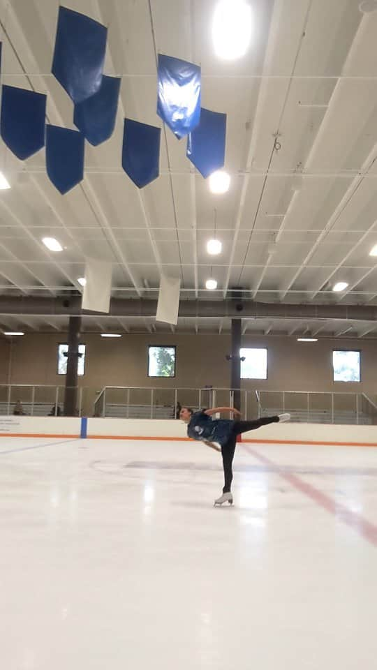 コートニー・ヒックスのインスタグラム：「Tell me why I decided to skip the illusion that I have before the scratch for the first time ever when I filmed this??? The whole spin was so nice up to that scratch spin too 😭😭 . . . . #iceskater #iceskate #iceskating #figureskater #figureskate #figureskating #figureskating_amazing #lutz #triplejump #morning #fypage #fypシ #foryou #foryoupage #usfigureskating #isu #reels #pretty #athletesofinstagram #athlete #jacksonultima #johnwilson #jumps #explorepage #explore #фигурноекатани」