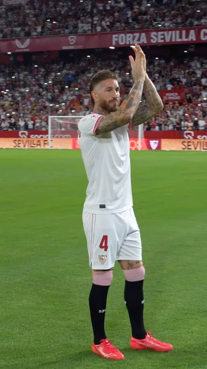 セルヒオ・ラモスのインスタグラム：「❤️ Sevillistas, con todos vosotros: 𝑺𝑬𝑹𝑮𝑰𝑶 𝑹𝑨𝑴𝑶𝑺 🎤 🏟️   #WeareSevilla #NuncaTeRindas #reels #SergioRamos」