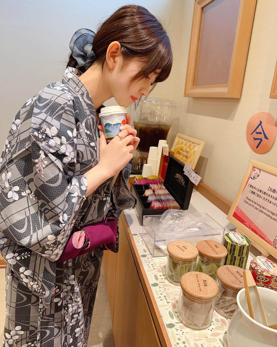 せきぐちりささんのインスタグラム写真 - (せきぐちりさInstagram)「京都滞在中に、ミクチャの旅行イベの景品を使わせてもらって泊まったホテル(天然温泉 蓮花の湯 御宿 野乃京都七条)では、日本で食べたかったもの一通り食べさせてもらいました😋(すき焼き🥩、お刺身🍣、イクラ丼🍚は朝食バイキングで食べ放題😭、ラーメン🍜など)  朝食と夕食以外にも、夜鳴きそばのサービスが、、、 いつもなら夕飯後にラーメンなんて絶対に食べられないのに、美味しすぎて余裕で一杯食べれました🍜  温泉にゆっくり浸かって、お風呂上がりにアイス‪のサービスまで🍦‬😋 海外旅行も楽しいけど、日本には最高の宿があるから旅行もやっぱり日本がいいなぁ😭  ⁡‥‥‥‥‥‥‥‥‥‥‥‥‥‥‥‥‥‥‥‥‥‥‥‥ ルクセンブルク🇱🇺在住。19歳。 ヨーロッパの旅行写真もたくさん載せてるので是非みてね📸 @risa_s_lisa  配信アプリ『ミクチャ』で毎日23時ごろ から配信してます。 ※プロフィールのリンクからTikTok、X、ミクチャのフォローお願いします‎🤍 ‥‥‥‥‥‥‥‥‥‥‥‥‥‥‥‥‥‥‥‥‥‥‥‥ ･ ･ ･ ･ ･ ･ #Japan #kyoto #京都 #旅館 #京都旅行 #京都ホテル #京都宿 #京都観光  #蓮花の湯#御宿野乃 #共立リゾート」9月7日 7時00分 - risa_s_lisa