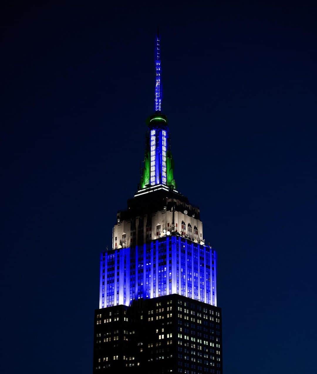 Empire State Buildingのインスタグラム：「Blue, white, and green tonight in honor of @extratv’s 30th Anniversary.」