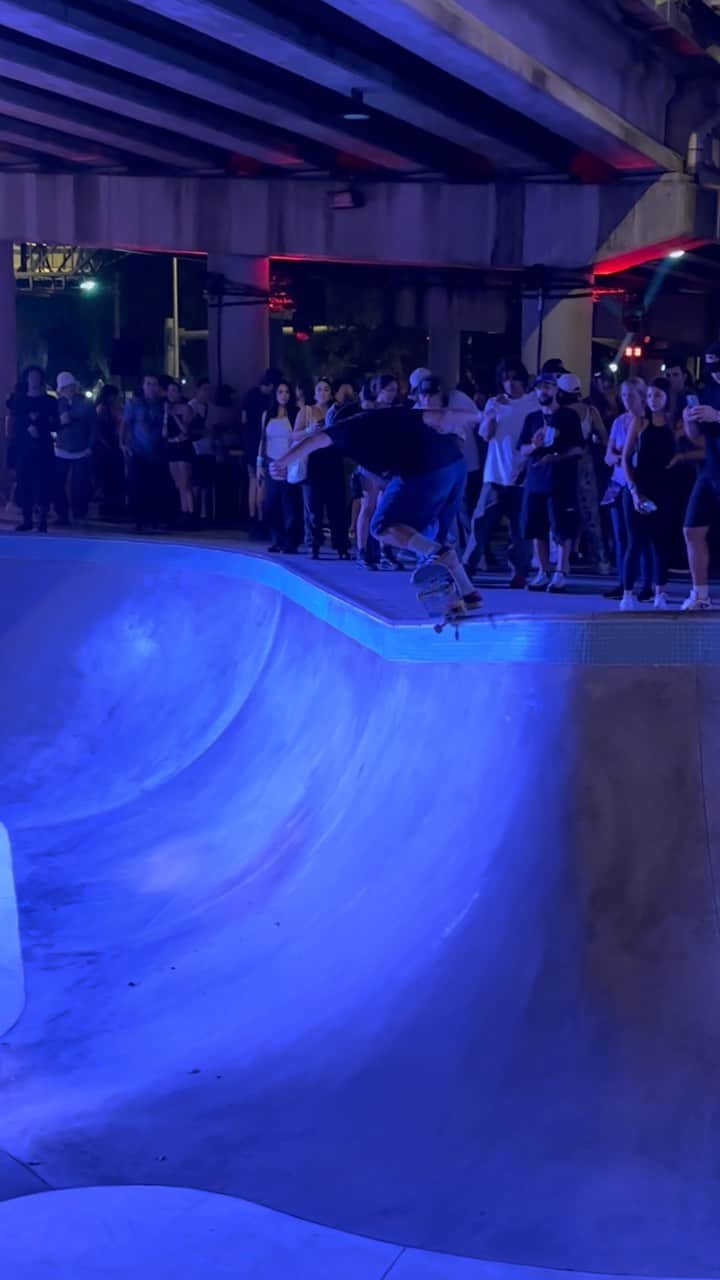 アレックス・ソルジェンテのインスタグラム：「Miami skate rave was crazy 🔊👾」