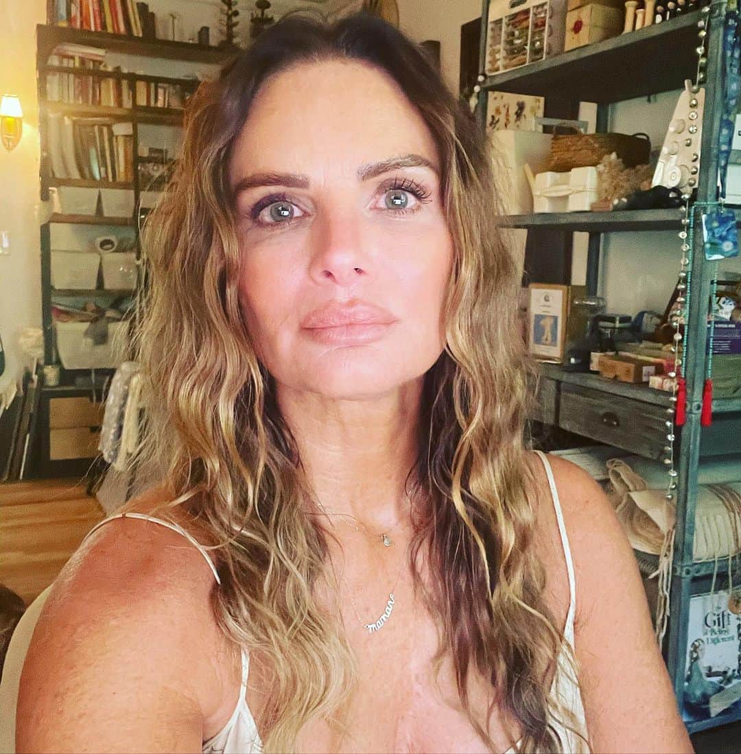 ガブリエル・アンウォーのインスタグラム：「First photo shoot in years! Not my favorite activity. But today is our wedding anniversary so now I’m already to celebrate #makeup #hair #toofer @shareefmalnik」