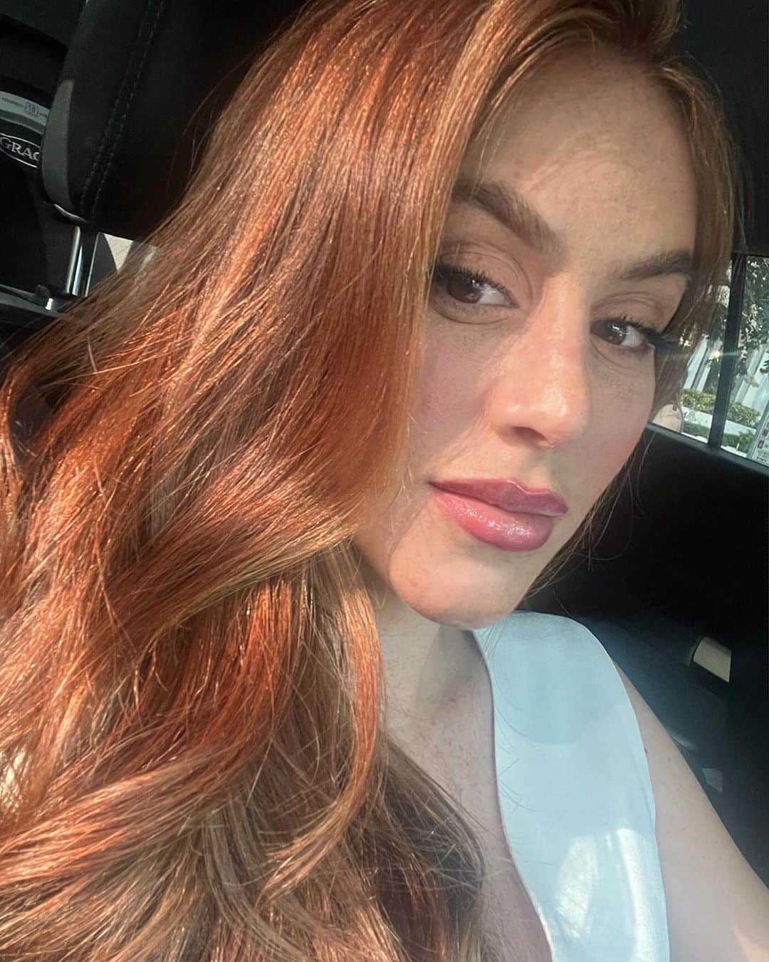 マリ・マリアのインスタグラム：「Sou ruiva ou loira? 🤔」