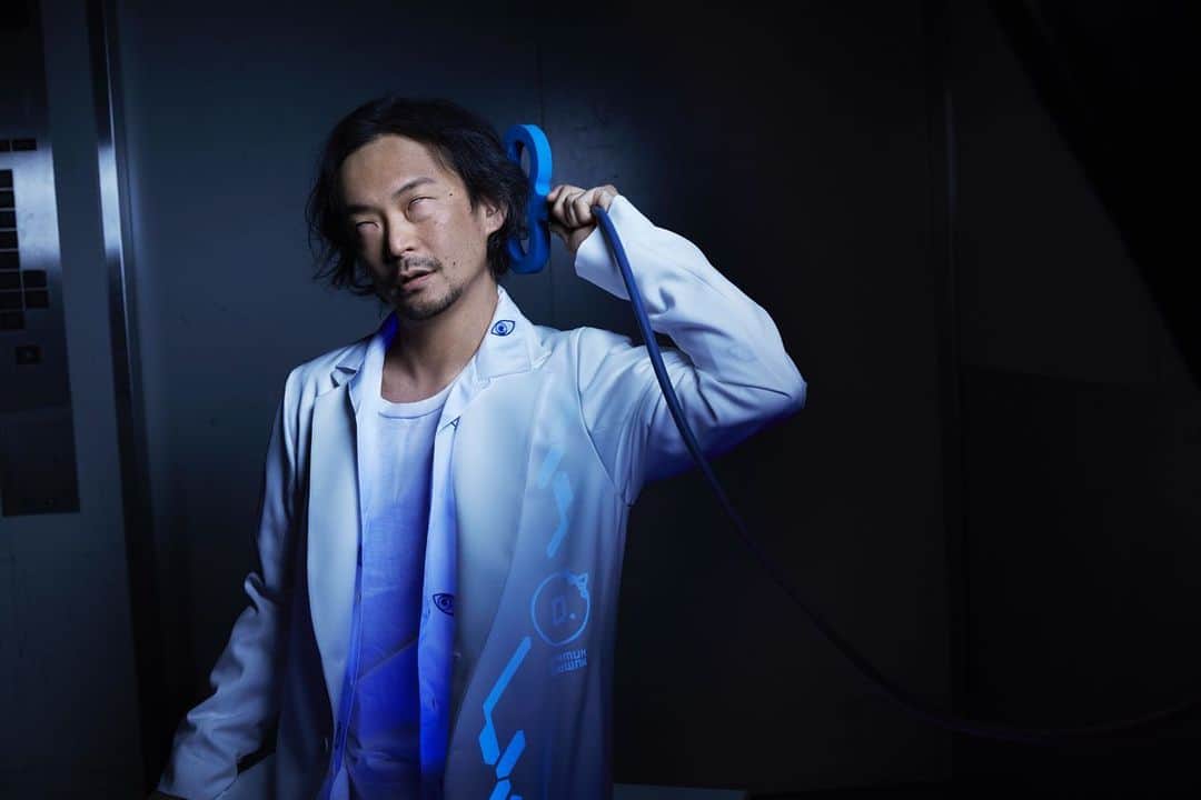 真鍋大度のインスタグラム：「Artist in Focus | Daito Manabe   Daito Manabe (真鍋 大度) is a multifaceted Japanese media artist, programmer, engineer and DJ, whose boundary-pushing work continues to captivate audiences globally.   Manabe's creative journey has been characterised by his innovative approach to art and technology, fusing together elements of virtual reality, light and sound to create immersive and interactive installations that defy conventional artistic boundaries.   Over the years, Manabe's visionary work has led to extraordinary collaborations, working alongside icons like the Japanese pop group Perfume, the legendary Icelandic singer Björk and global brands such as Nike and Honda. These partnerships have pushed the boundaries of interactive art, paving the way for novel artistic experiences that resonate with audiences on a profound level.   __________  #OxCollection #DaitoManabe #Prague #Installation #NewMedia #DigitalArt #SynestheticImmersion #Bjork #Perfume #Nike #Honda」