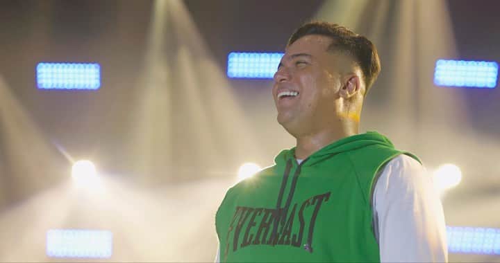 Sorriso Marotoのインスタグラム：「Esse sábado desembarcamos no Paraná pra fazer mais uma edição do @sorrisoasantigas em Curitiba e juntos lotamos a Expotrade, milhares de vozes. 💥  A alegria que sentimos vendo vocês usando o colete verde, camisetas, bonés, levando faixas com mensagens, cantando todas do início ao fim, é INEXPLICÁVEL.   Saber que a nossa música é trilha sonora de tantos corações é o que nos faz seguir em frente. Obrigado por tanto carinho.🧡  Foi sem massagem turma, a gente duvida, que alguém saiu de lá sem sofrer ao som das antigas. 🤧😂  Alô Bahia, tá chegando a vez de vocês! Nos vemos dia 30 de Setembro lá na Arena Fonte Nova, garanta seu ingresso.✌🏽  Captação: @alessandrokelvin Imagens Drone: @pix2films」