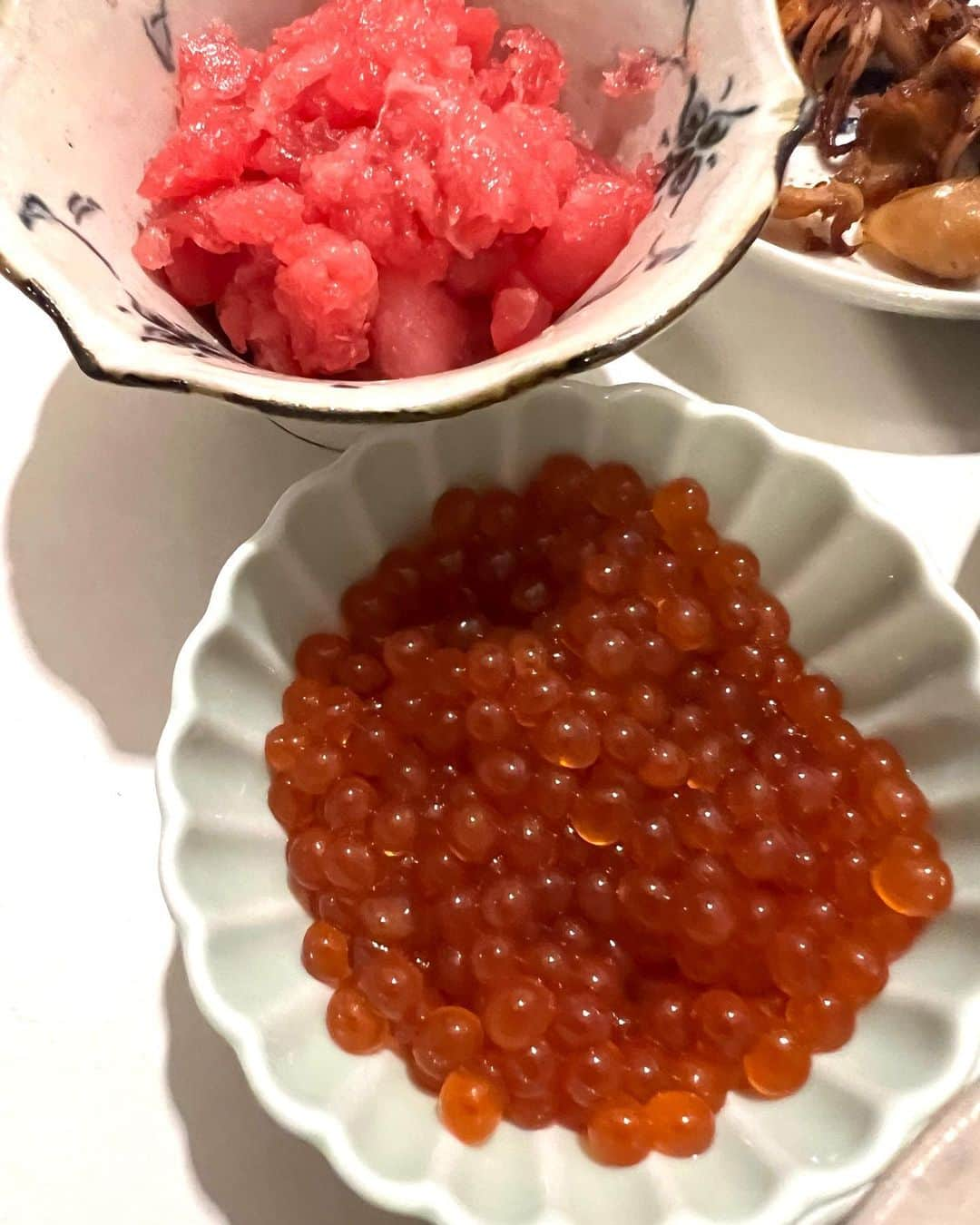 甘糟記子さんのインスタグラム写真 - (甘糟記子Instagram)「豊洲の日の夕飯\(//∇//)\  筋子をほぐしたイクラは、実家と半分ずつに( ^ω^ ) 今期初物！！  刺身は鮪、鯛、ホッキ貝、縞鯵、イカ、牡蠣。 車海老は酒蒸しに、ホタテはだし醤油と柚子胡椒でマリネ。 シジミたっぷり味噌汁、吉岡屋さんのカツオ牛蒡、イカゲソ焼き。 鮪屋さんでおまけでもらった鮪の皮近くをホジホジしたネギトロ。ネギは玉葱で！ 鮪はぶつ切りにして、焼肉のタレと胡麻油で和えて、ごまと卵黄でユッケ風のも作りました(๑>◡<๑)  息子殿はラップ使ってシャリを握り鮨風にしたり、姫の巻物、、、 ちっちゃ（笑）  久しぶりの豊洲ご馳走、やっぱり美味しくて楽しかった〜\(//∇//)\  ウニやシャケは別日にまだまだ楽しむ予定です╰(*´︶`*)╯♡  #甘糟ご飯#おうちご飯#パーティ#手巻き寿司#ご馳走#豊洲市場#海鮮#刺身盛り#幸せ」9月7日 6時08分 - norihey924