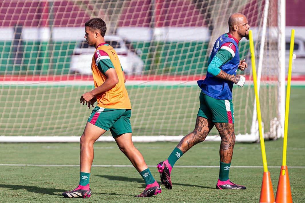 フェリペ・メロのインスタグラム：「Dia de muito trabalho graças a Deus, especial treinar com meu filho @davimelodos3.  #obrigadoJesus #Fluminense  📸 @marcelogoncalves.photo」