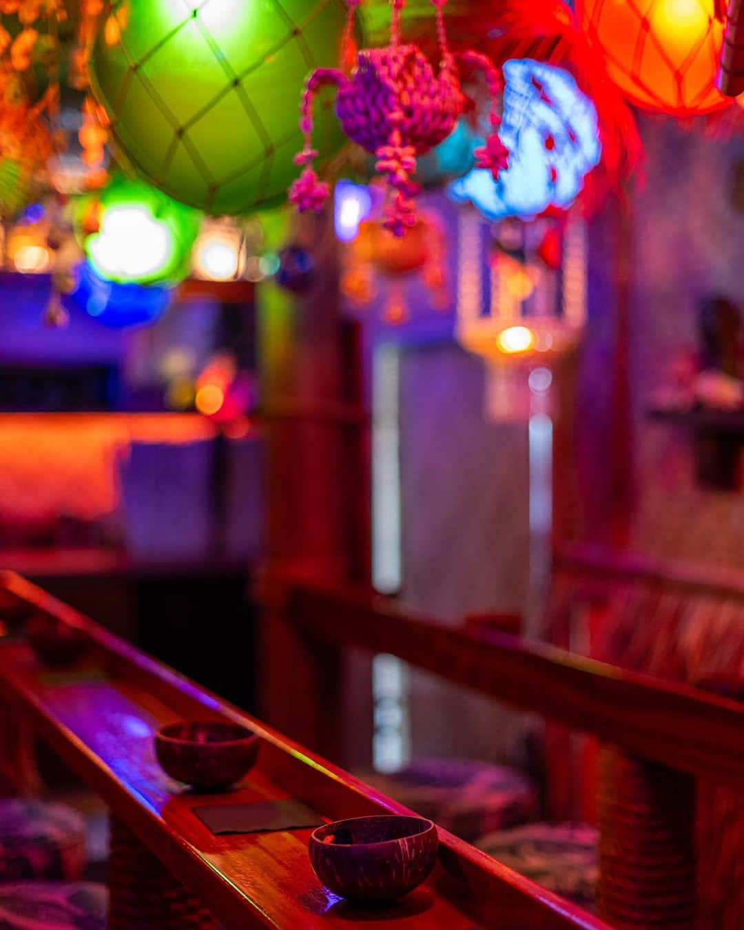Eater LAさんのインスタグラム写真 - (Eater LAInstagram)「Inside a nondescript truck in a parking lot in Playa Vista, there is an entire tiki universe. Tiki Mirage (@tikimirage) is a fully realized cocktail hangout for small groups, built on lots of color, punchy rum drinks, and a bit of long-lost lore. The secretive experience combines storytelling and bartending in the best ways possible, making it one of the coolest things you can do in LA right now.  Want to experience Tiki Mirage yourself? Click the link in bio to find out how, from Eater LA senior editor Farley Elliott (@overoverunder).  📸: Wonho Frank Lee (@wonhophoto)」9月7日 7時00分 - eater_la