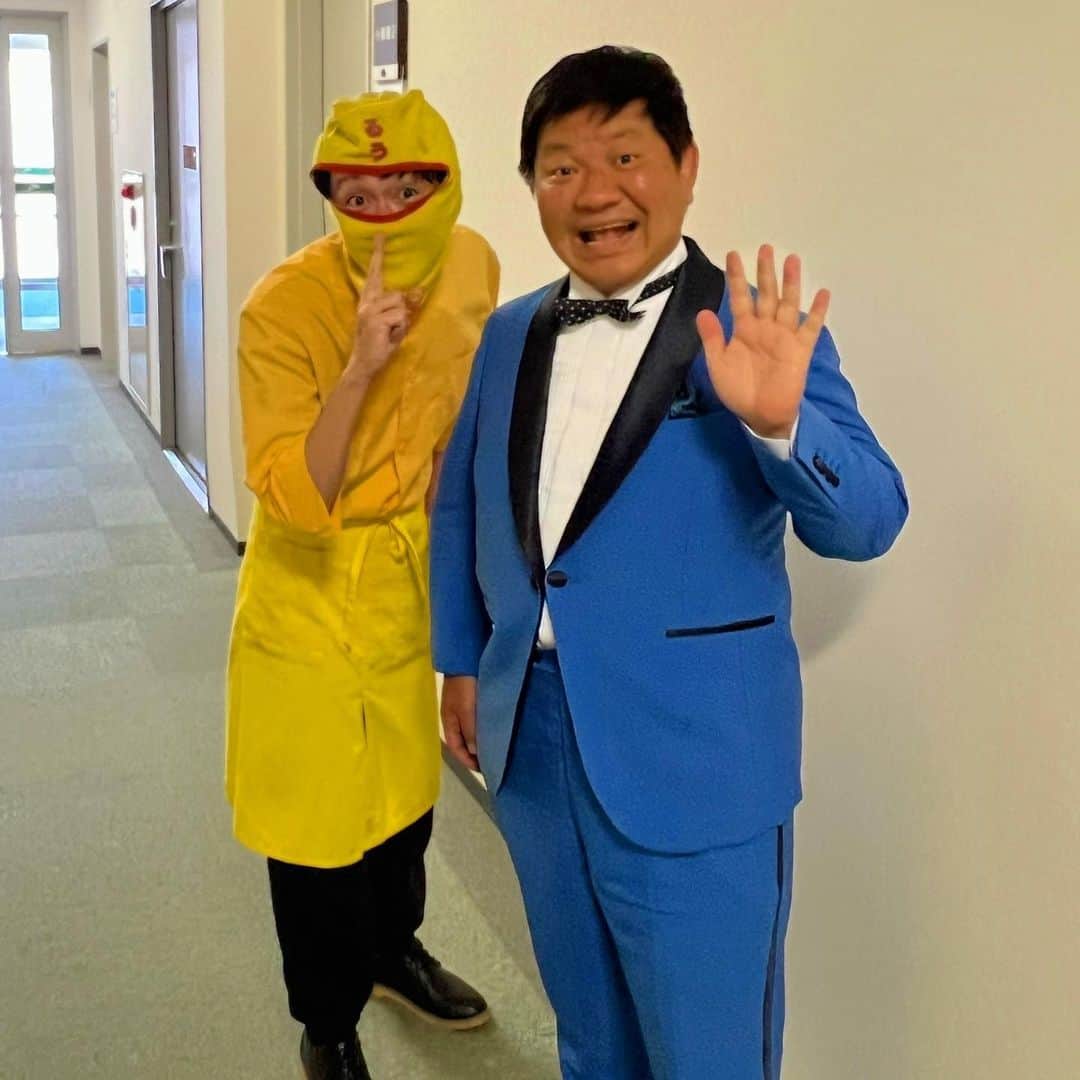 チキン南蛮カレーのルウ王子のインスタグラム：「ずっとお会いしたかった チャンス大城 さんにお会いできて感激！  楽屋や舞台でいろいろお話できて カレーも食べていただき嬉しすぎルウ！  舞台でも面白すぎて大爆笑！！ 最高すぎルウ！  チャンスさん！  また宮崎県に来られた時は ご案内すルウので いつでもお声がけくだカレー！ ★ ★ #カレー好きと繋がりたい #チキン南蛮カレー #都城ランチ #カレー #宮崎グルメ #都城カレー #カレー倶楽部ルウ #宮崎 #都城 #カレー好きな人と繋がりたい #宮崎ランチ #都城メンチ #チキン南蛮」