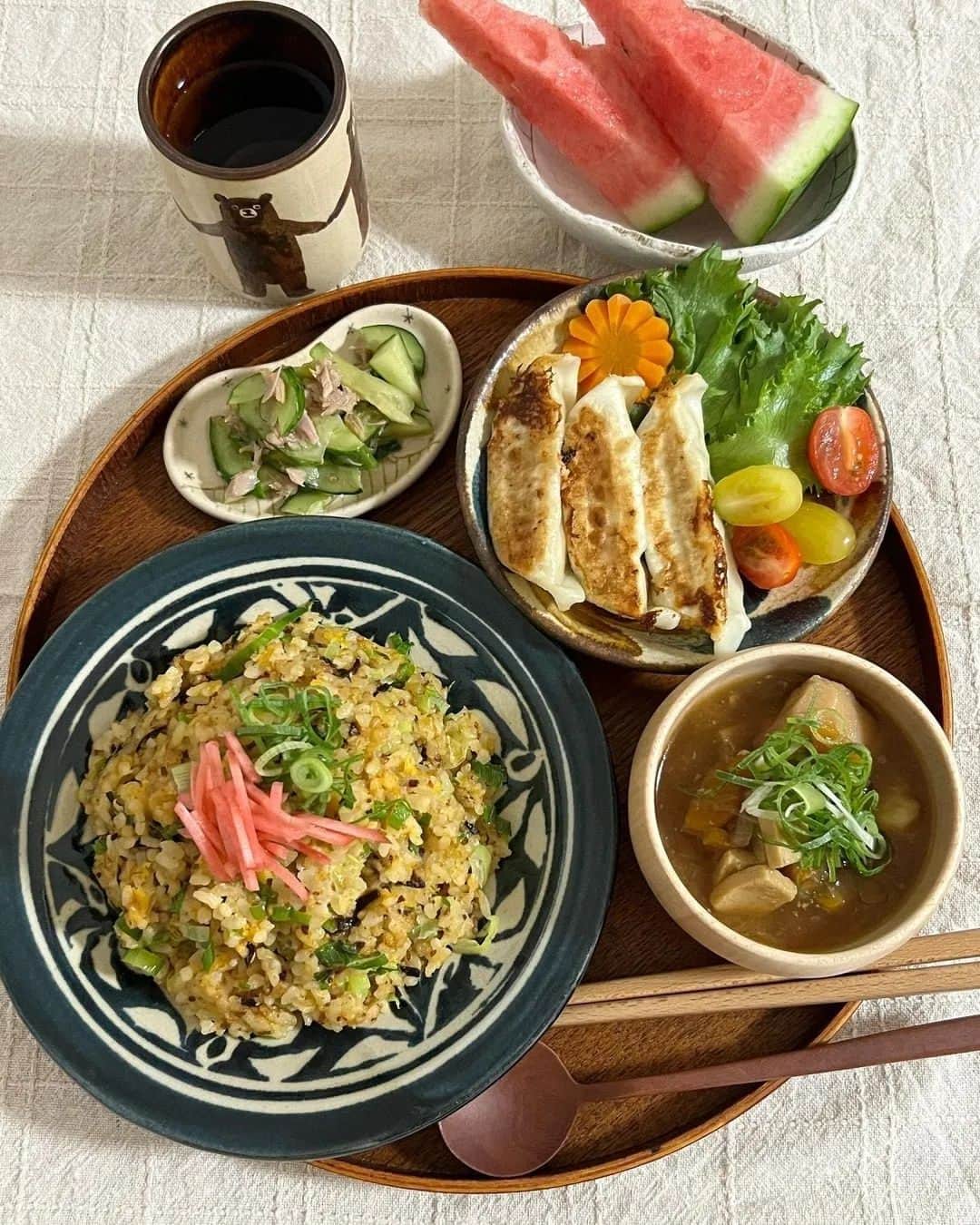 吉野家さんのインスタグラム写真 - (吉野家Instagram)「普段使いもできる非常食！！《缶飯牛丼でチャーハン》  📣おうち吉野家アンバサダー  @matakayo0719 さんの投稿を ご紹介！ ぜひ参考にしてくださいね🧡 ✎缶飯牛丼でチャーハン ✎豚汁 ✎餃子 ✎無限きゅうり ✎スイカ ⁡ ▹◃┄▸◂┄▹◃┄▸◂┄▹◃┄▸◂┄▹◃ ⁡ @yoshinoya_co_jp さんの【缶飯牛丼】使ってチャーハンにした🫶 ⁡ 缶飯牛丼は非常食用ので、 常温で3年持つの🌱 吉野家さんにそんなものがあるとは…🙊 初めて知って初めて見たわ！！ ⁡ お米と一緒に牛丼の具が 入っていたよ🫶 ⁡ 今回はこの1缶をボリューミーにして、みんなで味わいたいなと思い、米足して、ちょろちょろっと味付けしてチャーハンにした🍳 ⁡ そのまま食べてももちろん美味しいのだけど、ちょっとアレンジしたりするのも楽しかった👀 ⁡ ～～～～～～～～～～～～～～～～～  #おうち吉野家 は忙しいママとパパの味方！  皆さんの#おうち吉野家 を使ったレシピをご紹介中🍀 吉野家冷凍食品でカンタンおいしいごはんを楽しもう♪ 定期便注文する人が急増中！のおうち吉野家を ぜひ公式サイトよりお買い求めください☺  公式サイトはプロフィールURLから🔽 @yoshinoya_co_jp  ～～～～～～～～～～～～～～～～～  #おうち吉野家アンバサダー  #おうち吉野家 #吉野家缶飯  #吉野家缶飯焼牛丼  #吉野家 #yoshinoya  #炒飯 #肉うまレシピ　 #ローリングストック #非常食  #時短レシピ #簡単レシピ  #おうちごはん #時短レシピ  #簡単レシピ #アレンジレシピ」9月7日 12時02分 - yoshinoya_co_jp